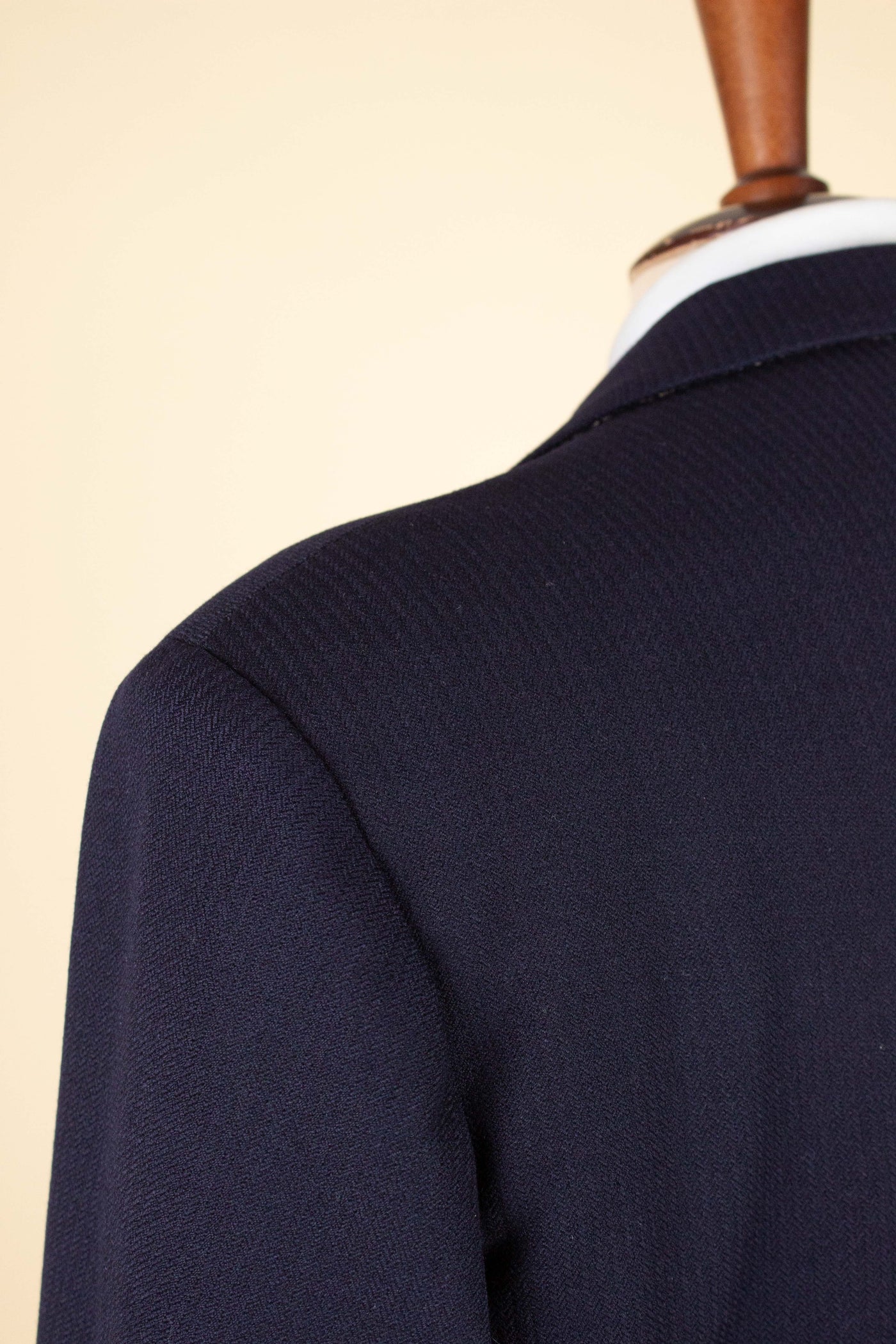 SWEDISH 1946 DARK BLUE THREE PIECE BESPOKE SUIT BY SÖDERSTRÖM & SON. SIZE CA EU 50-52