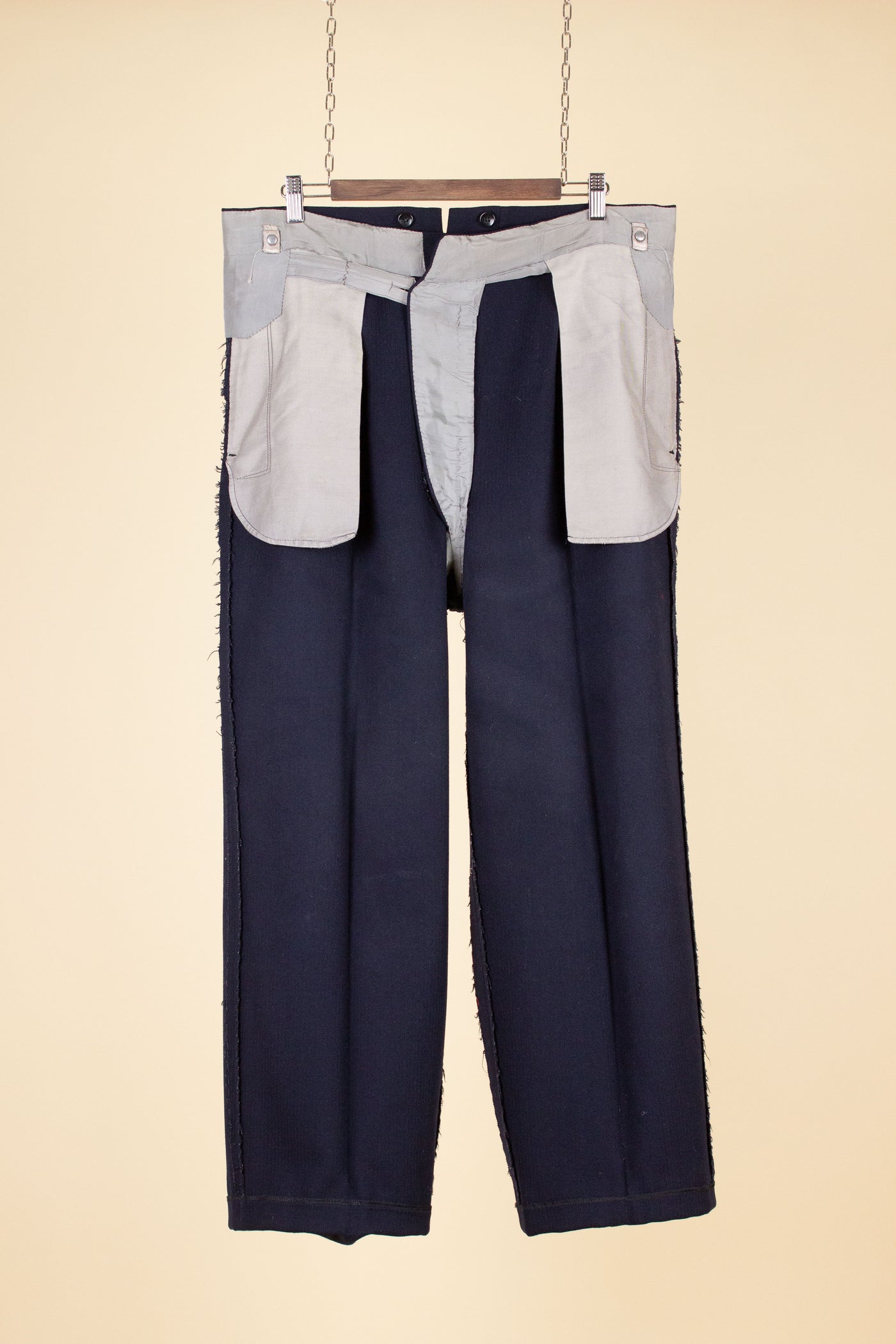 SWEDISH 1946 DARK BLUE THREE PIECE BESPOKE SUIT BY SÖDERSTRÖM & SON. SIZE CA EU 50-52