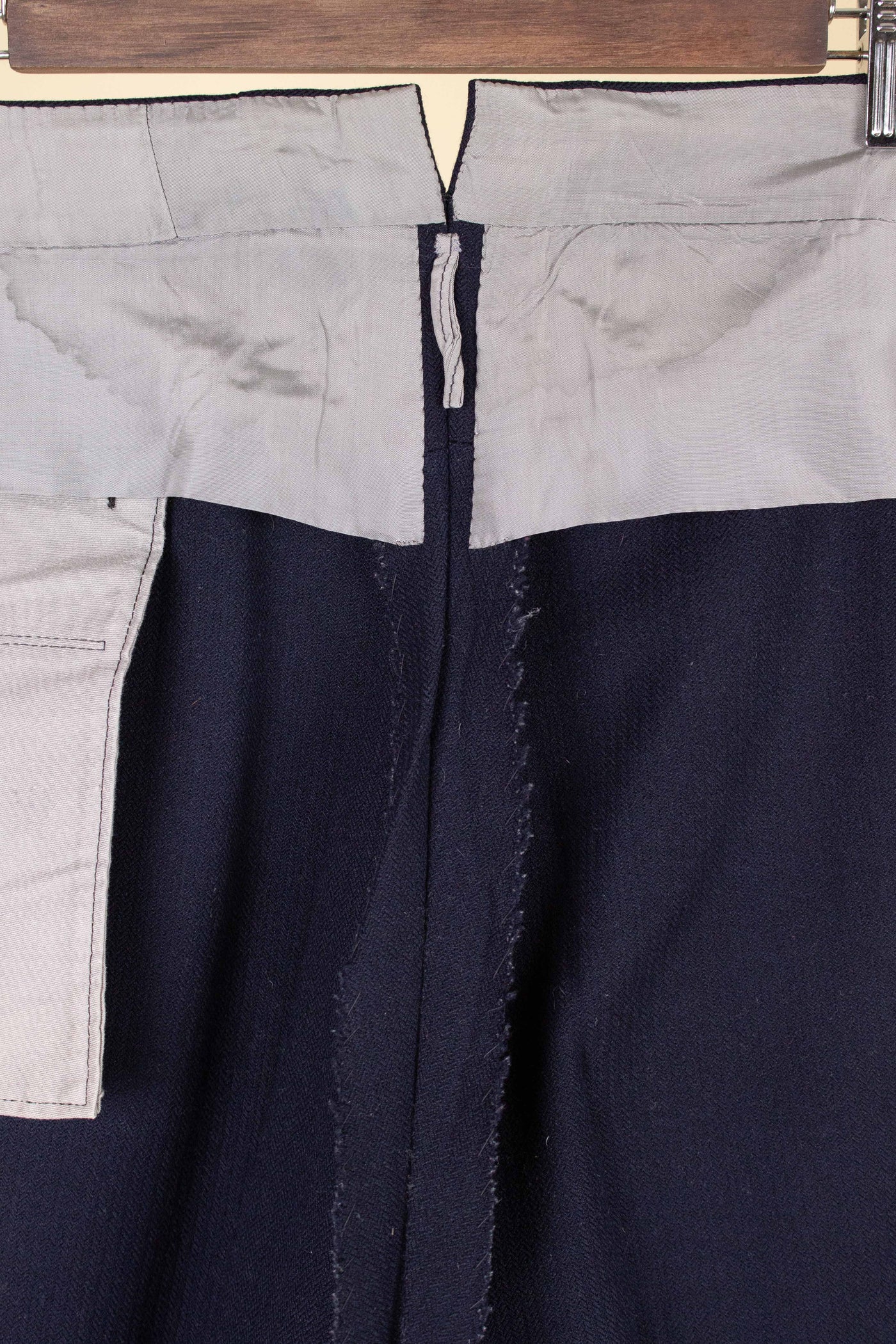 SWEDISH 1946 DARK BLUE THREE PIECE BESPOKE SUIT BY SÖDERSTRÖM & SON. SIZE CA EU 50-52