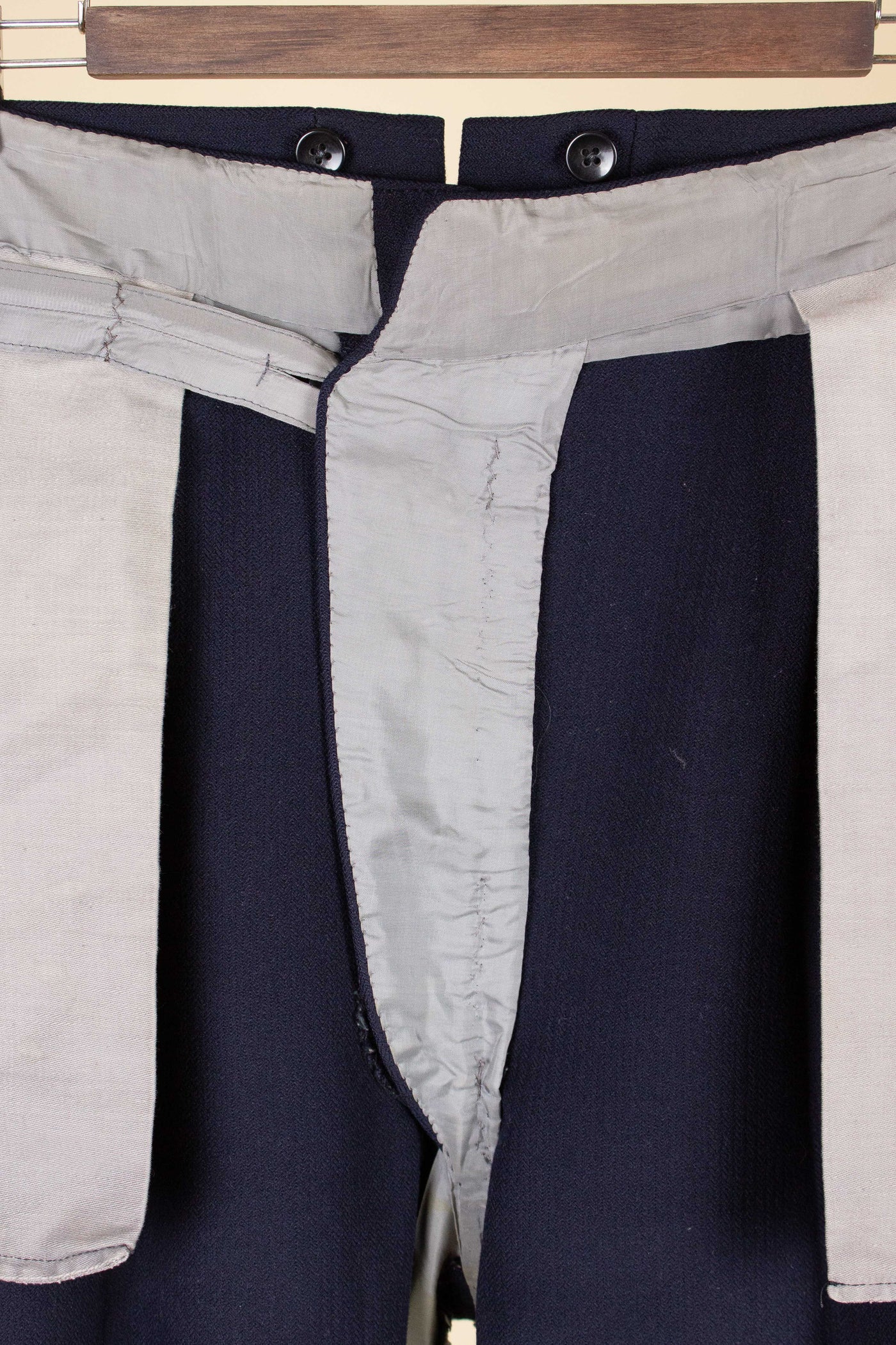 SWEDISH 1946 DARK BLUE THREE PIECE BESPOKE SUIT BY SÖDERSTRÖM & SON. SIZE CA EU 50-52