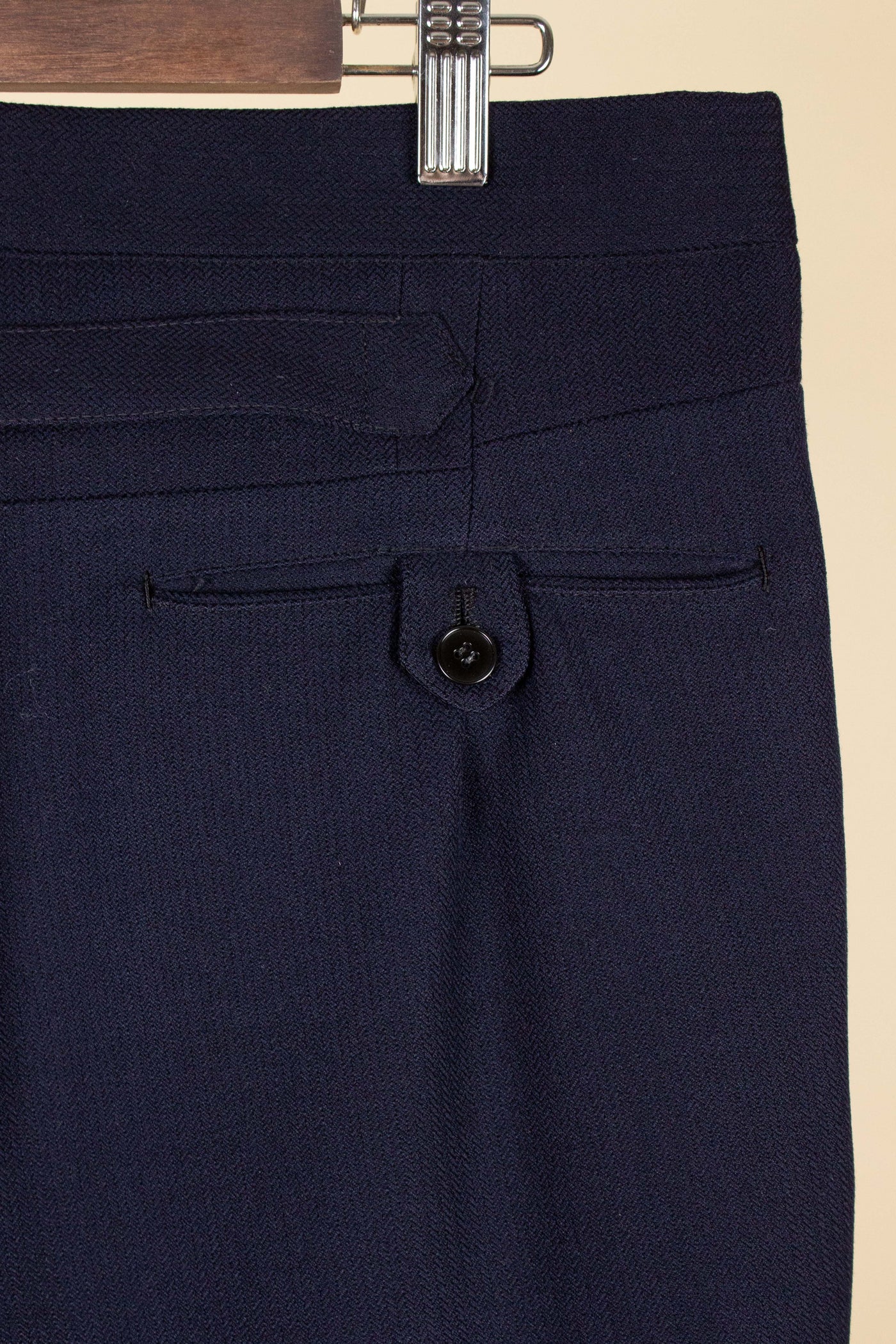 SWEDISH 1946 DARK BLUE THREE PIECE BESPOKE SUIT BY SÖDERSTRÖM & SON. SIZE CA EU 50-52