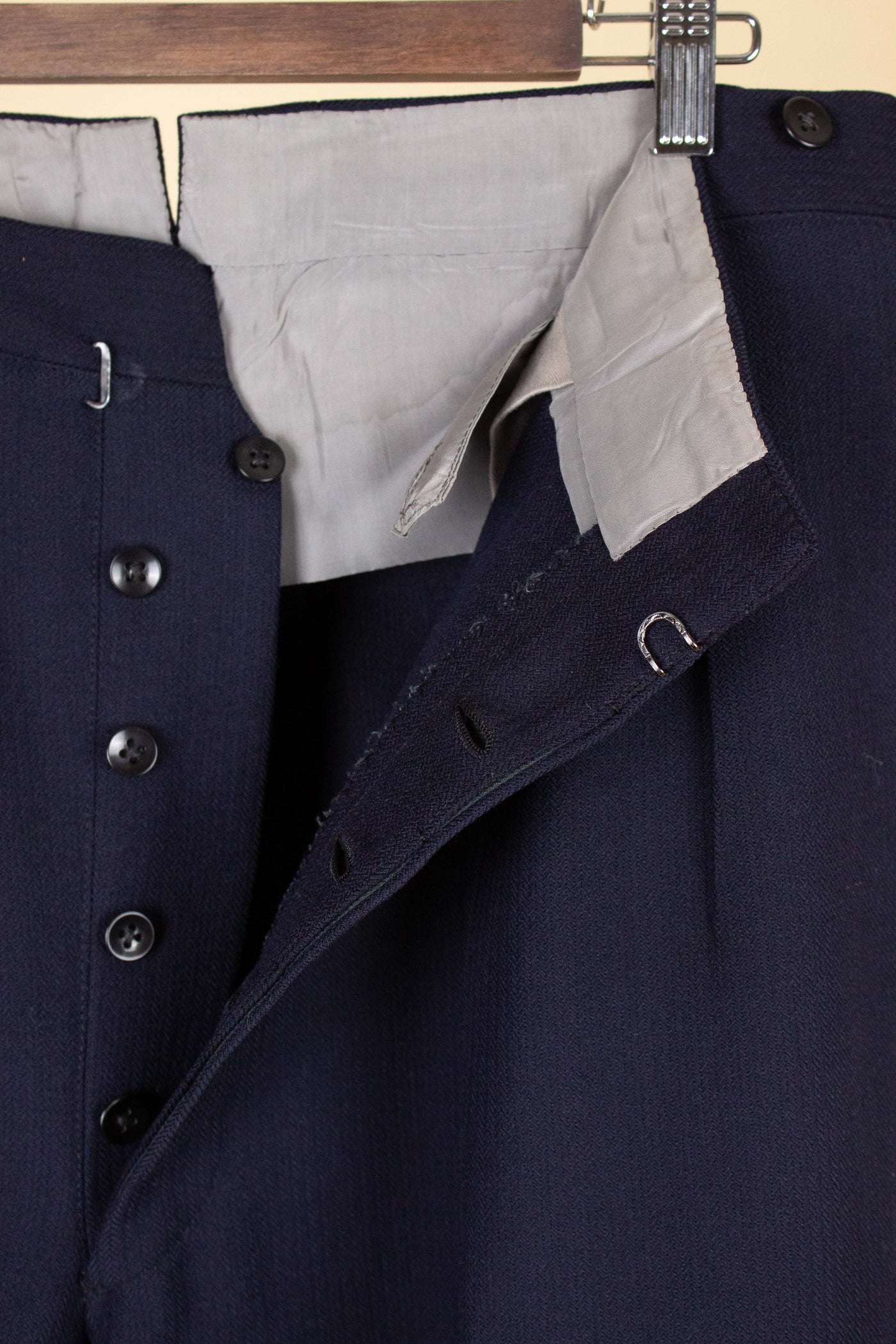 SWEDISH 1946 DARK BLUE THREE PIECE BESPOKE SUIT BY SÖDERSTRÖM & SON. SIZE CA EU 50-52