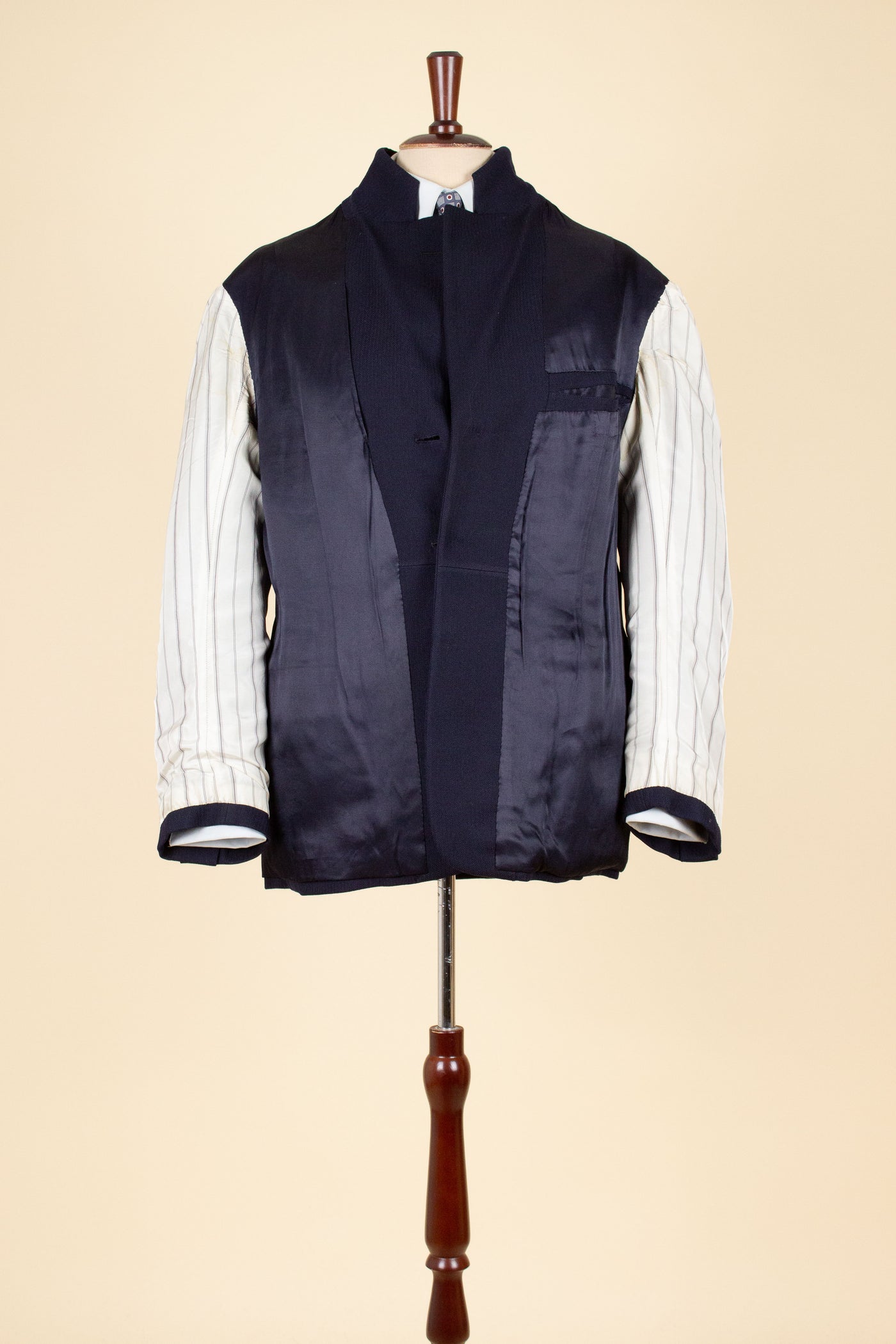 SWEDISH 1946 DARK BLUE THREE PIECE BESPOKE SUIT BY SÖDERSTRÖM & SON. SIZE CA EU 50-52