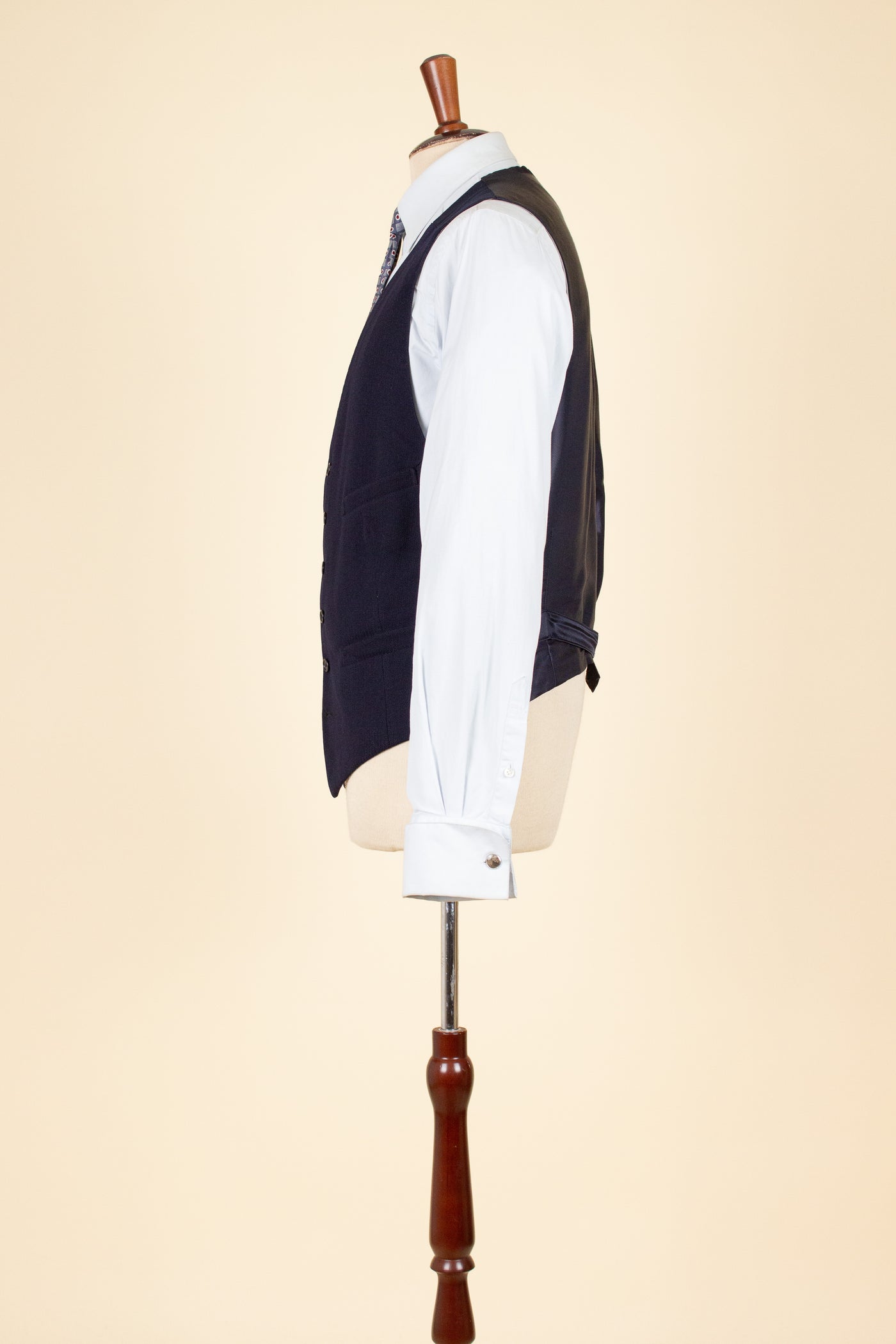 SWEDISH 1946 DARK BLUE THREE PIECE BESPOKE SUIT BY SÖDERSTRÖM & SON. SIZE CA EU 50-52