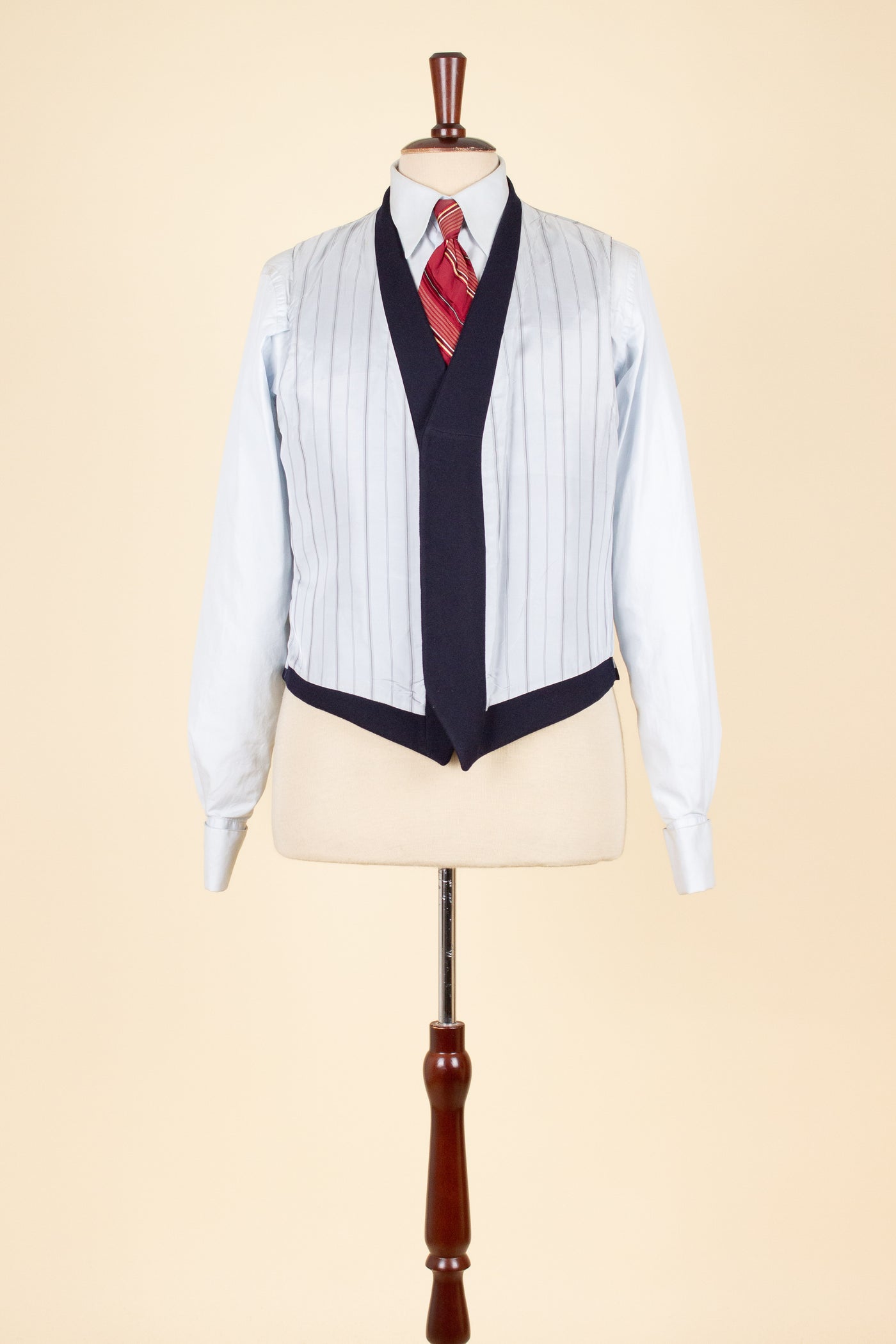 SWEDISH 1940S/1950S NAVY BLUE THREE PIECE DOUBLE BREASTED BESPOKE SUIT BY UNKNOWN MAKER. SIZE CA EU 50