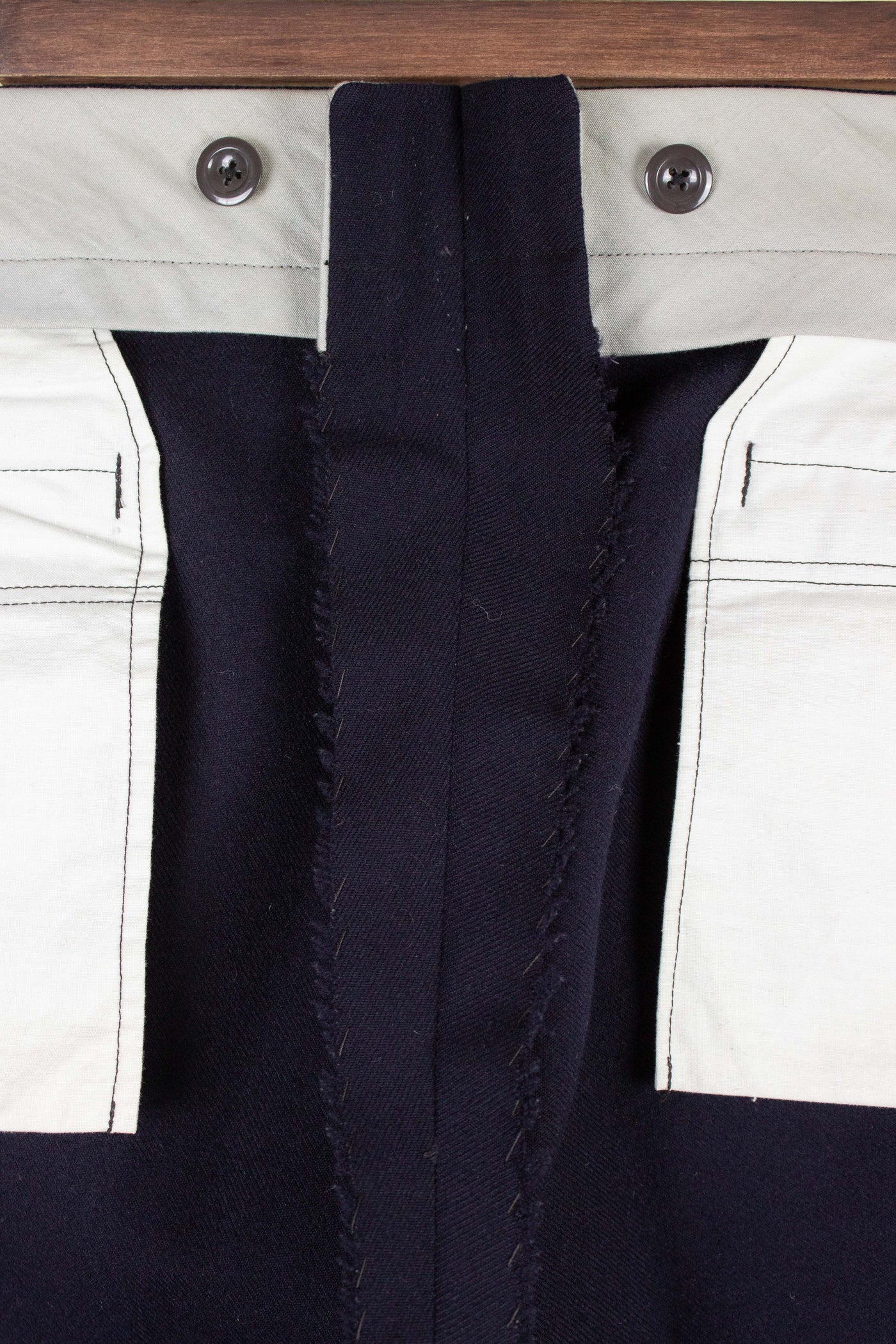 SWEDISH 1940S/1950S NAVY BLUE THREE PIECE DOUBLE BREASTED BESPOKE SUIT BY UNKNOWN MAKER. SIZE CA EU 50