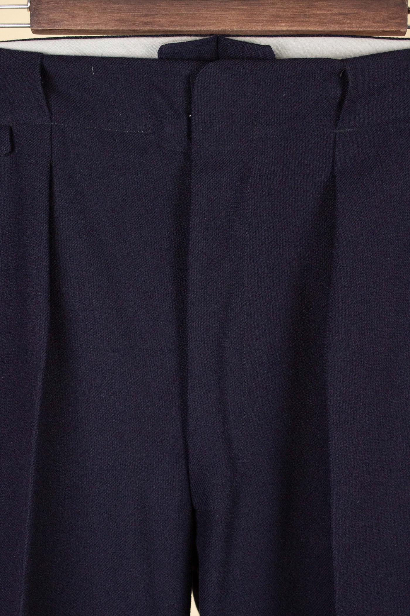 SWEDISH 1940S/1950S NAVY BLUE THREE PIECE DOUBLE BREASTED BESPOKE SUIT BY UNKNOWN MAKER. SIZE CA EU 50