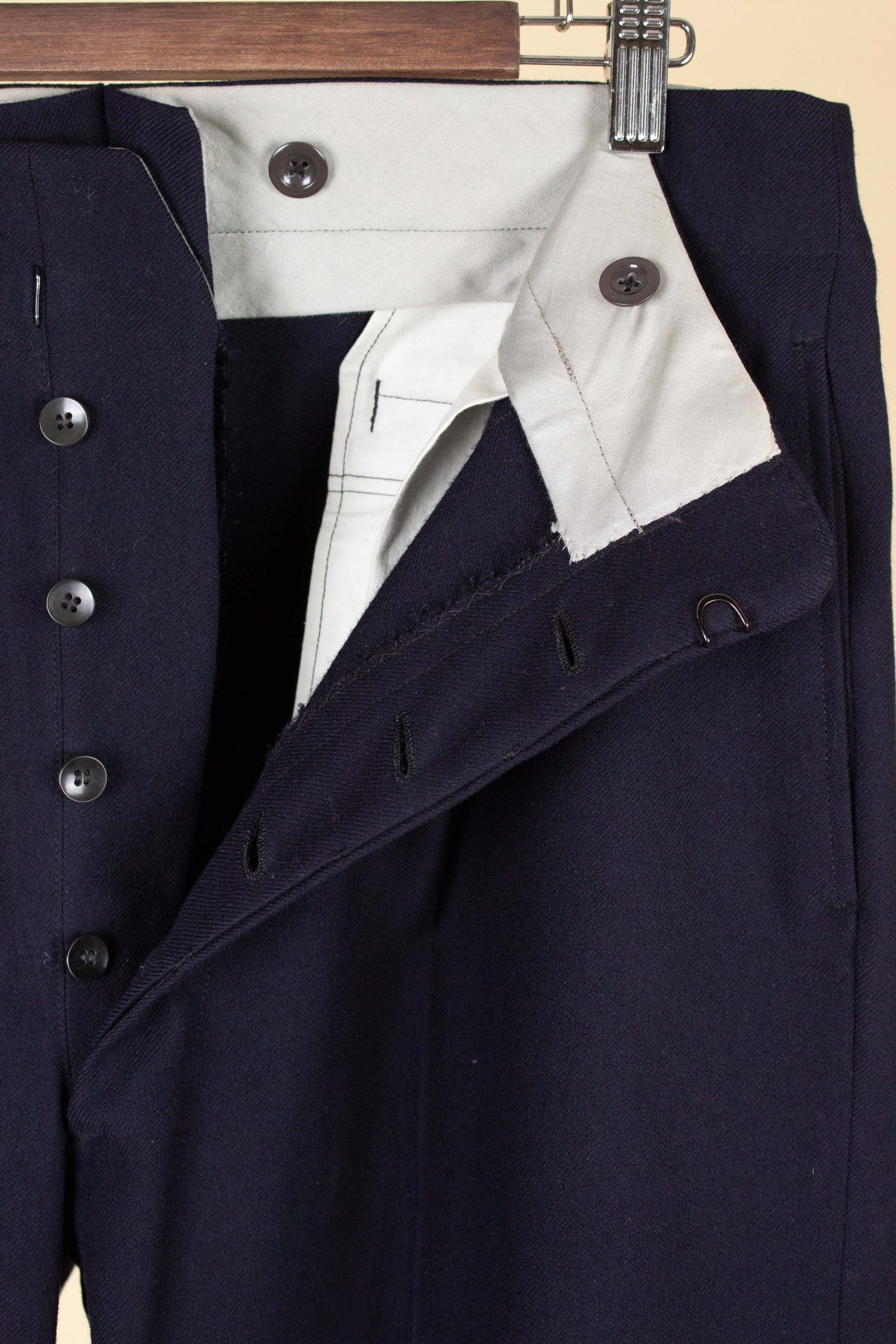 SWEDISH 1940S/1950S NAVY BLUE THREE PIECE DOUBLE BREASTED BESPOKE SUIT BY UNKNOWN MAKER. SIZE CA EU 50