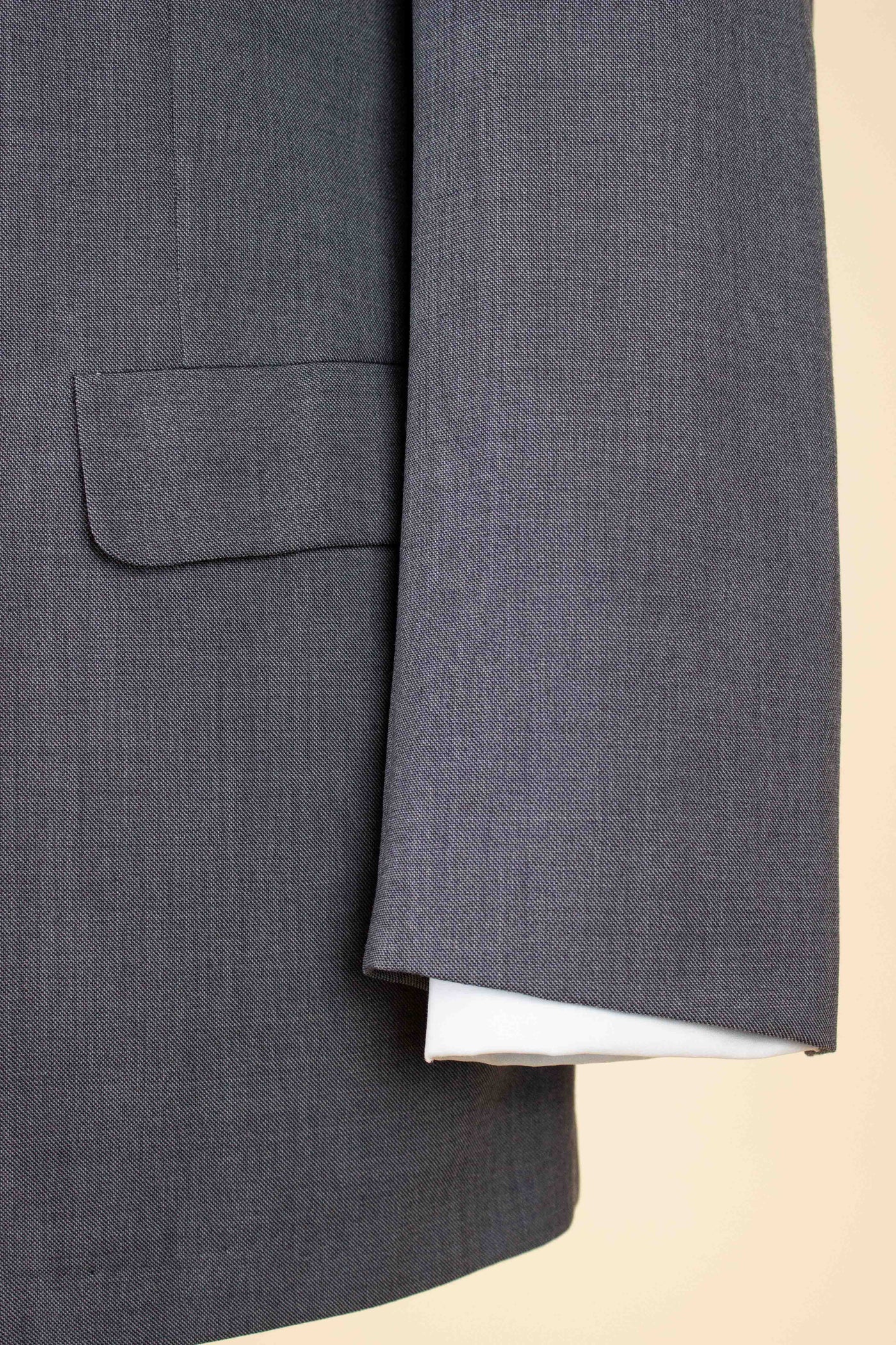 ITALIAN 1950S GREY TWO PIECE SINGLE BREASTED SUIT BY SIMON ACKERMAN. SIZE CA EU 50
