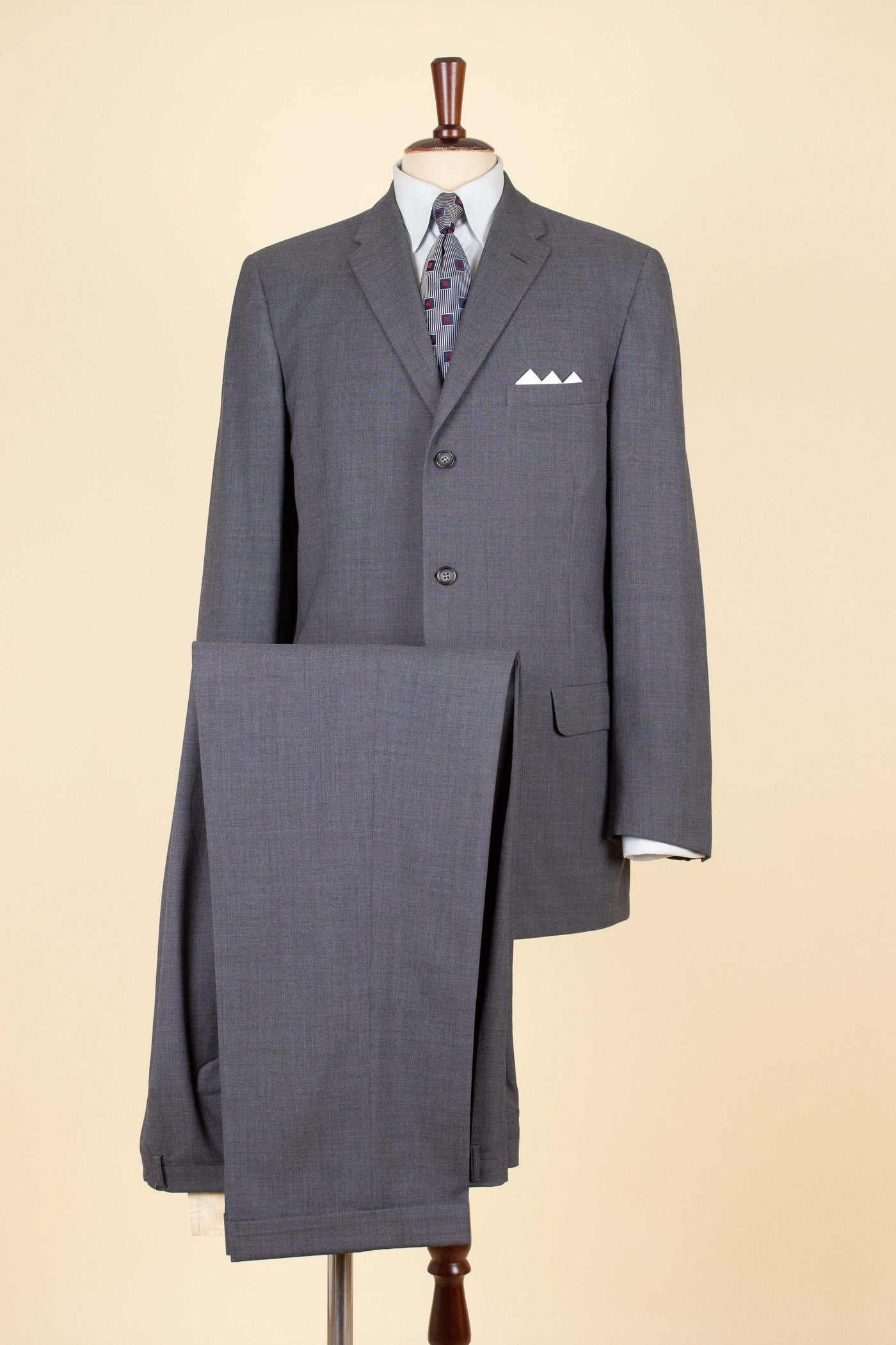 ITALIAN 1950S GREY TWO PIECE SINGLE BREASTED SUIT BY SIMON ACKERMAN. SIZE CA EU 50