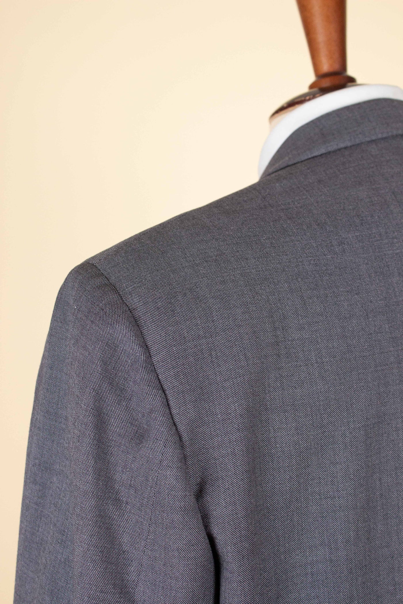 ITALIAN 1950S GREY TWO PIECE SINGLE BREASTED SUIT BY SIMON ACKERMAN. SIZE CA EU 50