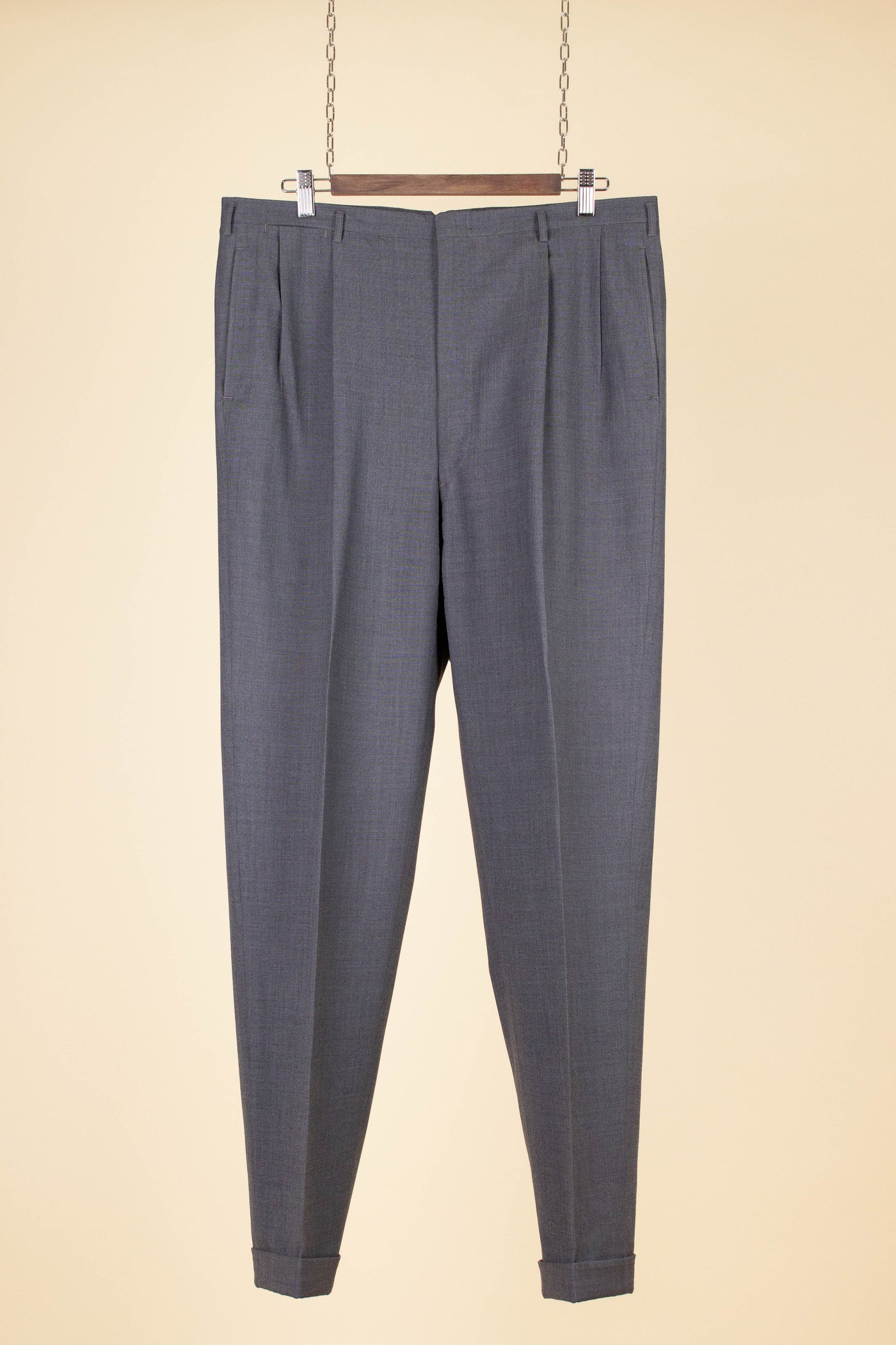 ITALIAN 1950S GREY TWO PIECE SINGLE BREASTED SUIT BY SIMON ACKERMAN. SIZE CA EU 50