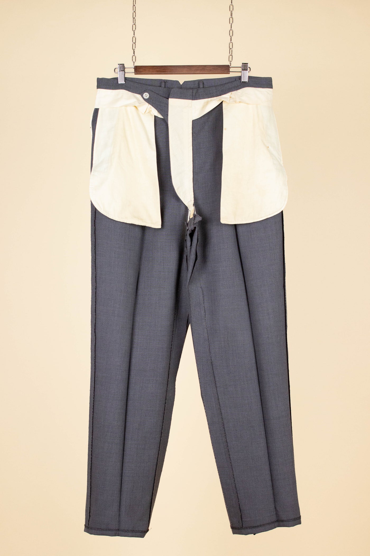 ITALIAN 1950S GREY TWO PIECE SINGLE BREASTED SUIT BY SIMON ACKERMAN. SIZE CA EU 50