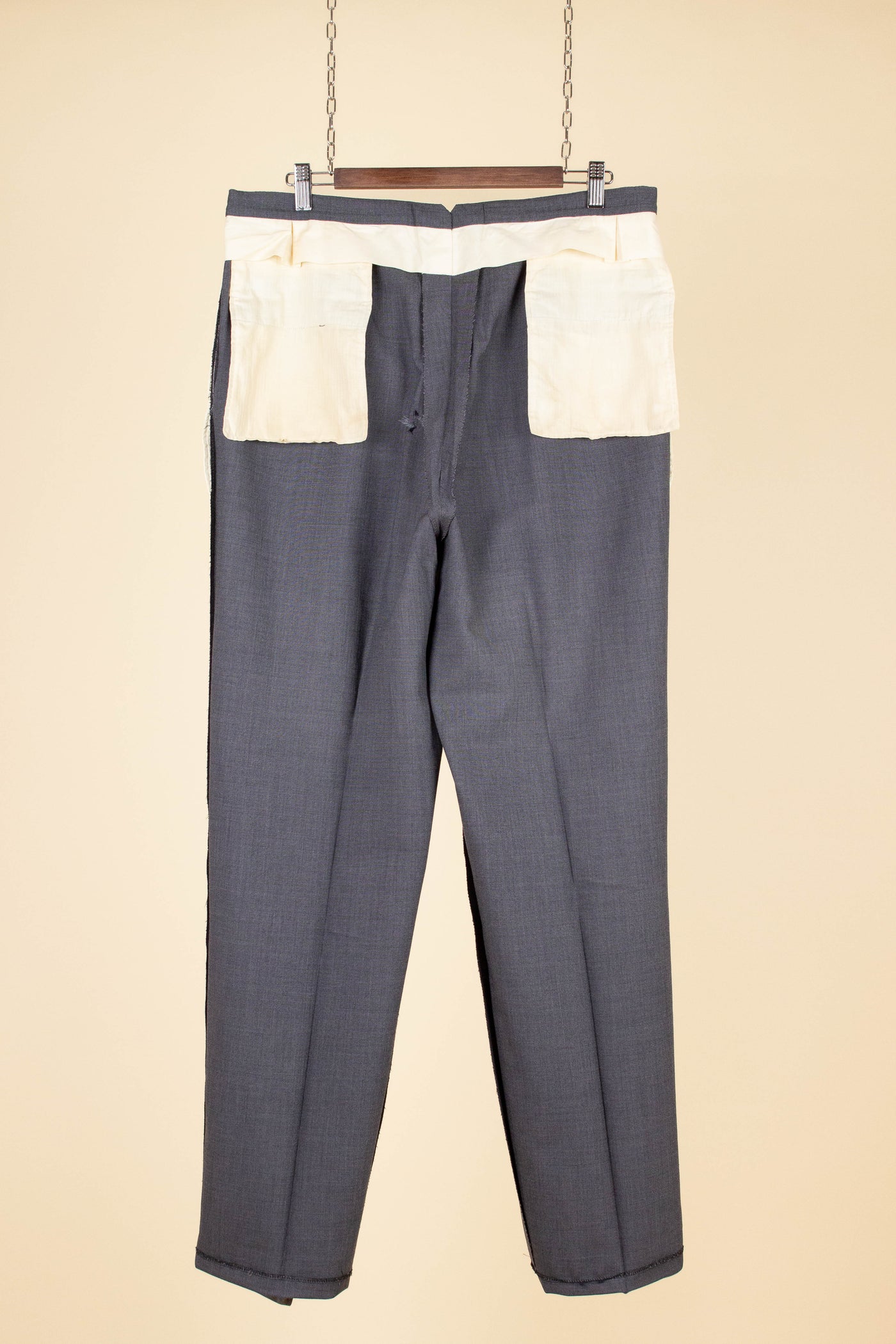 ITALIAN 1950S GREY TWO PIECE SINGLE BREASTED SUIT BY SIMON ACKERMAN. SIZE CA EU 50