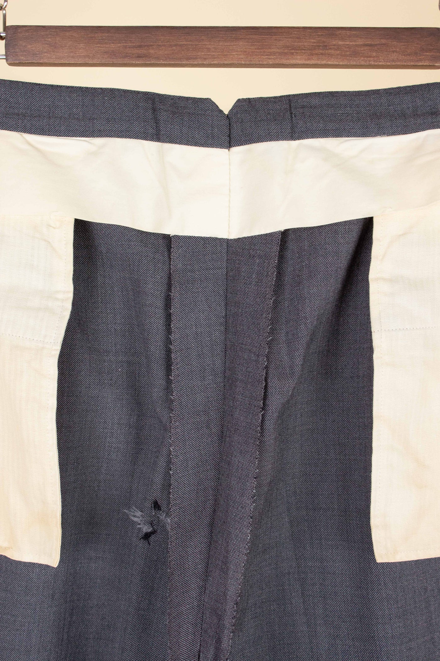 ITALIAN 1950S GREY TWO PIECE SINGLE BREASTED SUIT BY SIMON ACKERMAN. SIZE CA EU 50