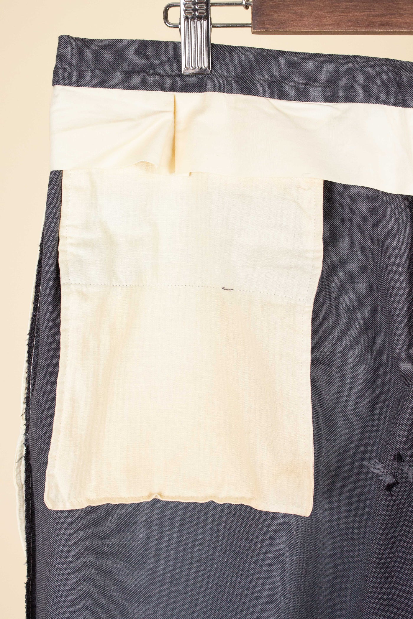 ITALIAN 1950S GREY TWO PIECE SINGLE BREASTED SUIT BY SIMON ACKERMAN. SIZE CA EU 50