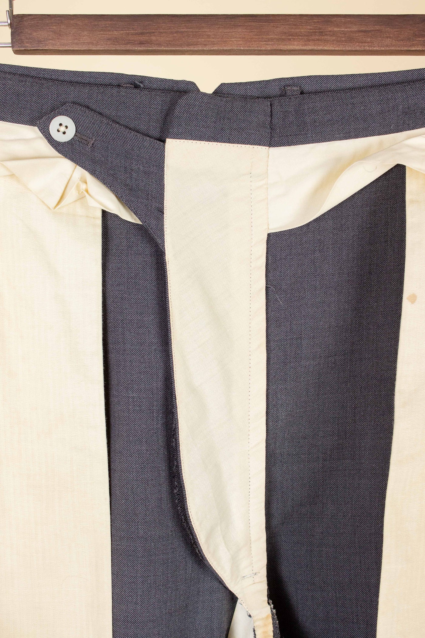 ITALIAN 1950S GREY TWO PIECE SINGLE BREASTED SUIT BY SIMON ACKERMAN. SIZE CA EU 50