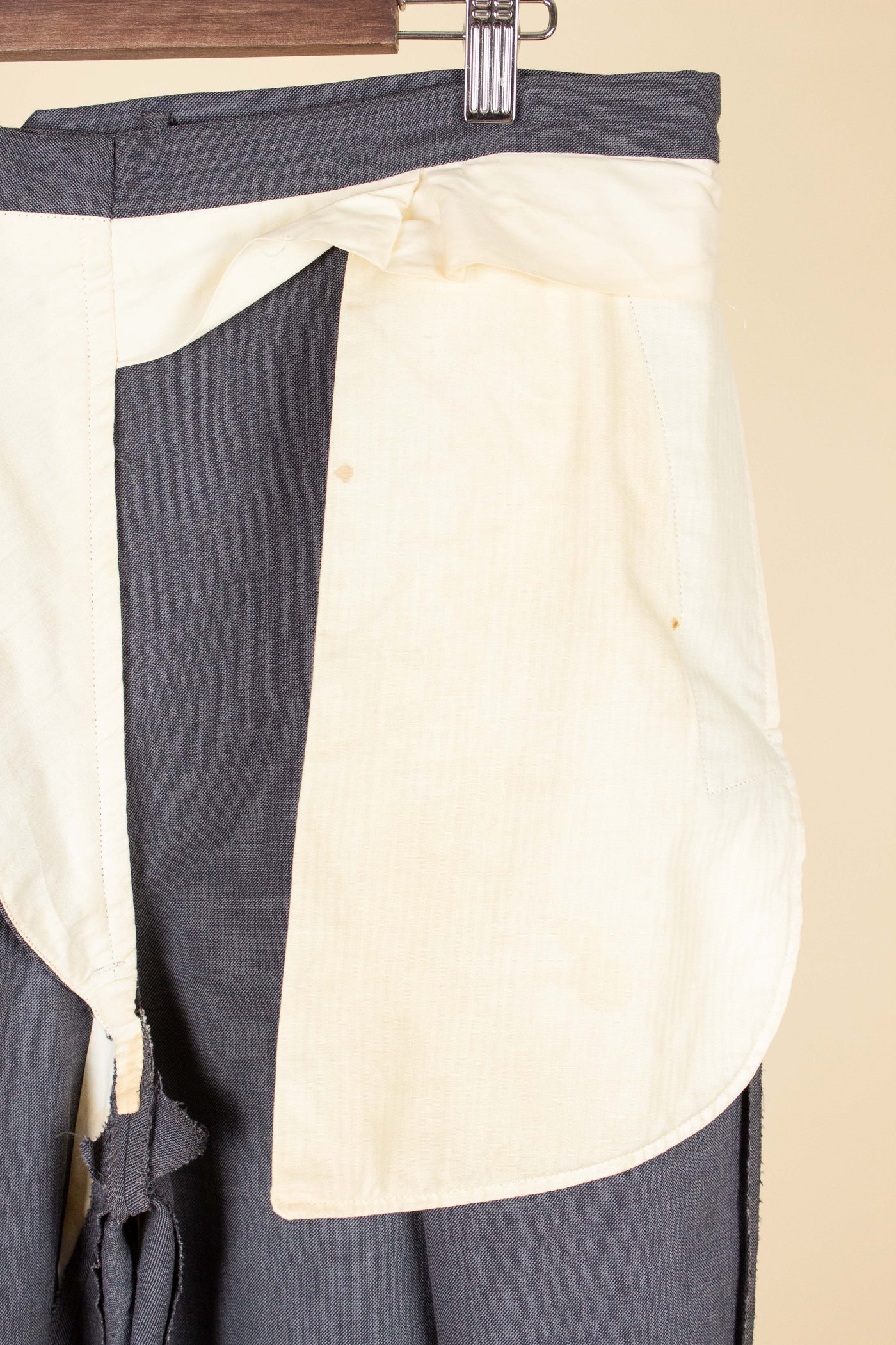 ITALIAN 1950S GREY TWO PIECE SINGLE BREASTED SUIT BY SIMON ACKERMAN. SIZE CA EU 50