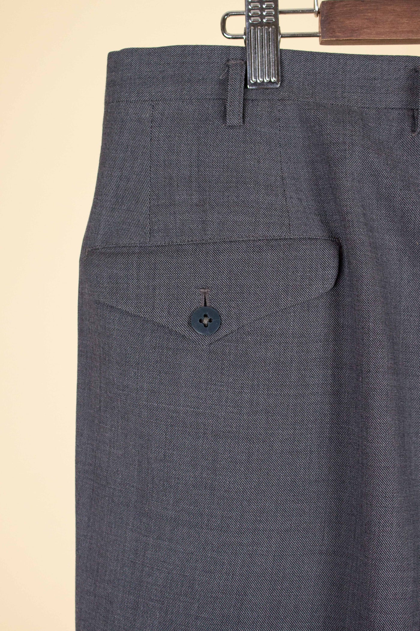 ITALIAN 1950S GREY TWO PIECE SINGLE BREASTED SUIT BY SIMON ACKERMAN. SIZE CA EU 50