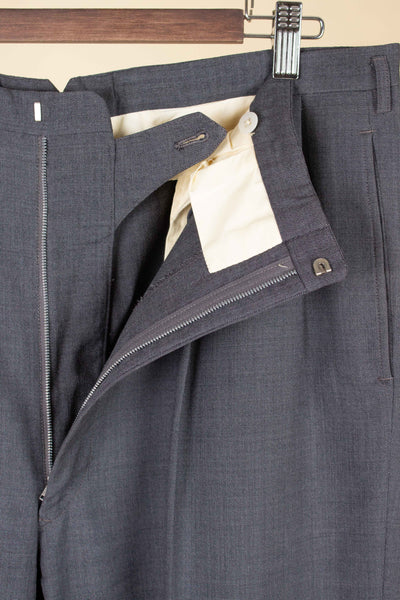 ITALIAN 1950S GREY TWO PIECE SINGLE BREASTED SUIT BY SIMON ACKERMAN. SIZE CA EU 50