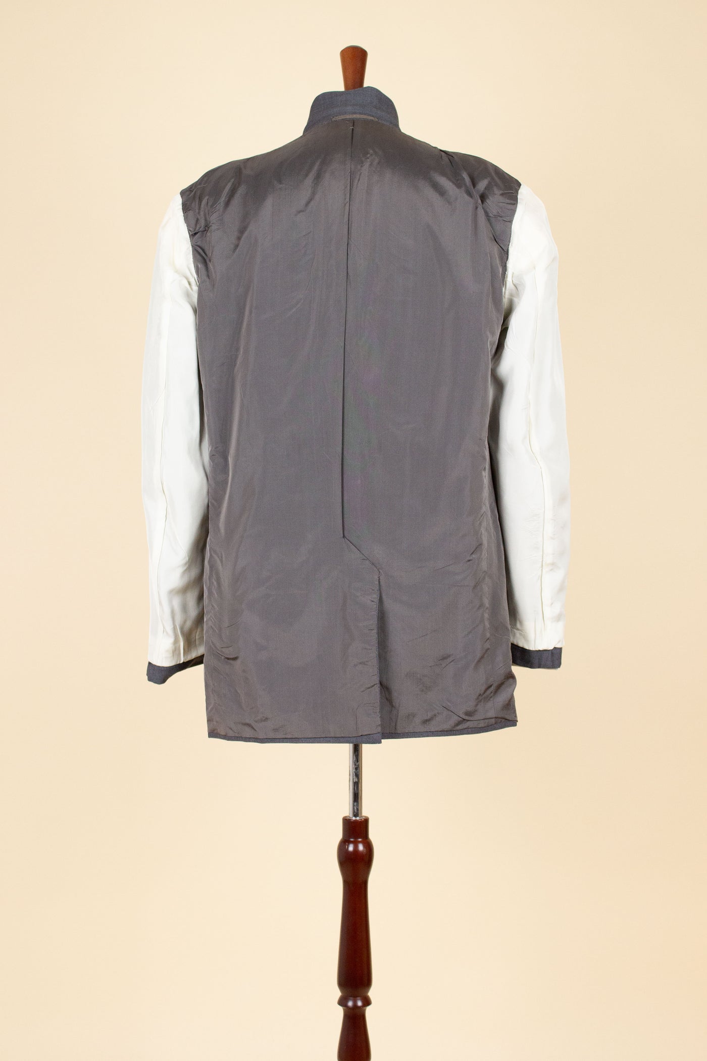 ITALIAN 1950S GREY TWO PIECE SINGLE BREASTED SUIT BY SIMON ACKERMAN. SIZE CA EU 50