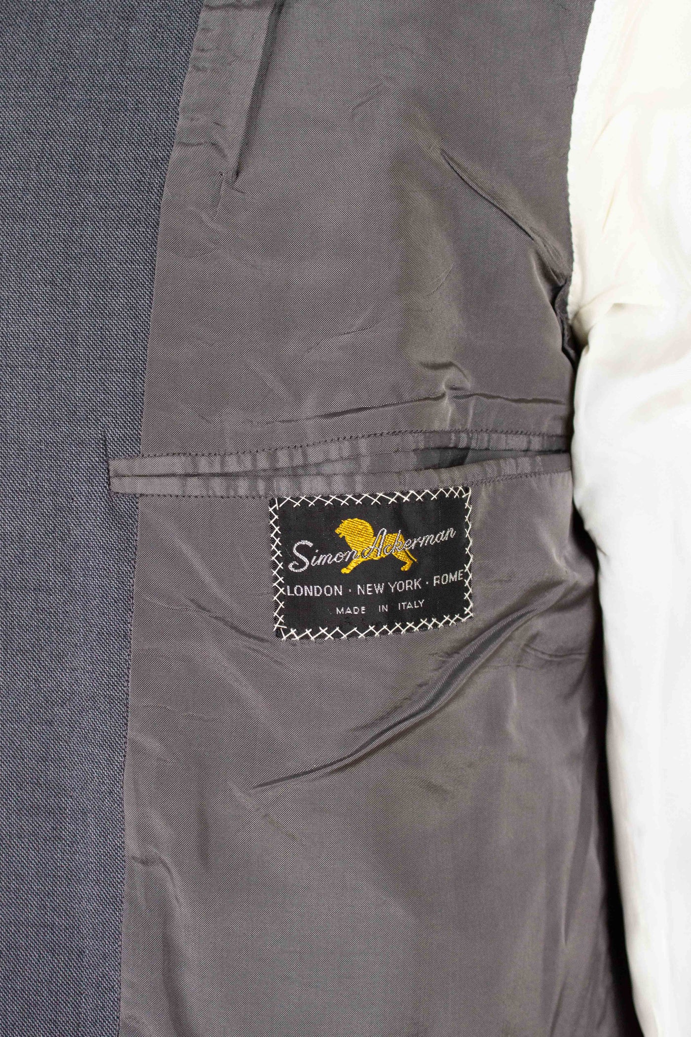 ITALIAN 1950S GREY TWO PIECE SINGLE BREASTED SUIT BY SIMON ACKERMAN. SIZE CA EU 50