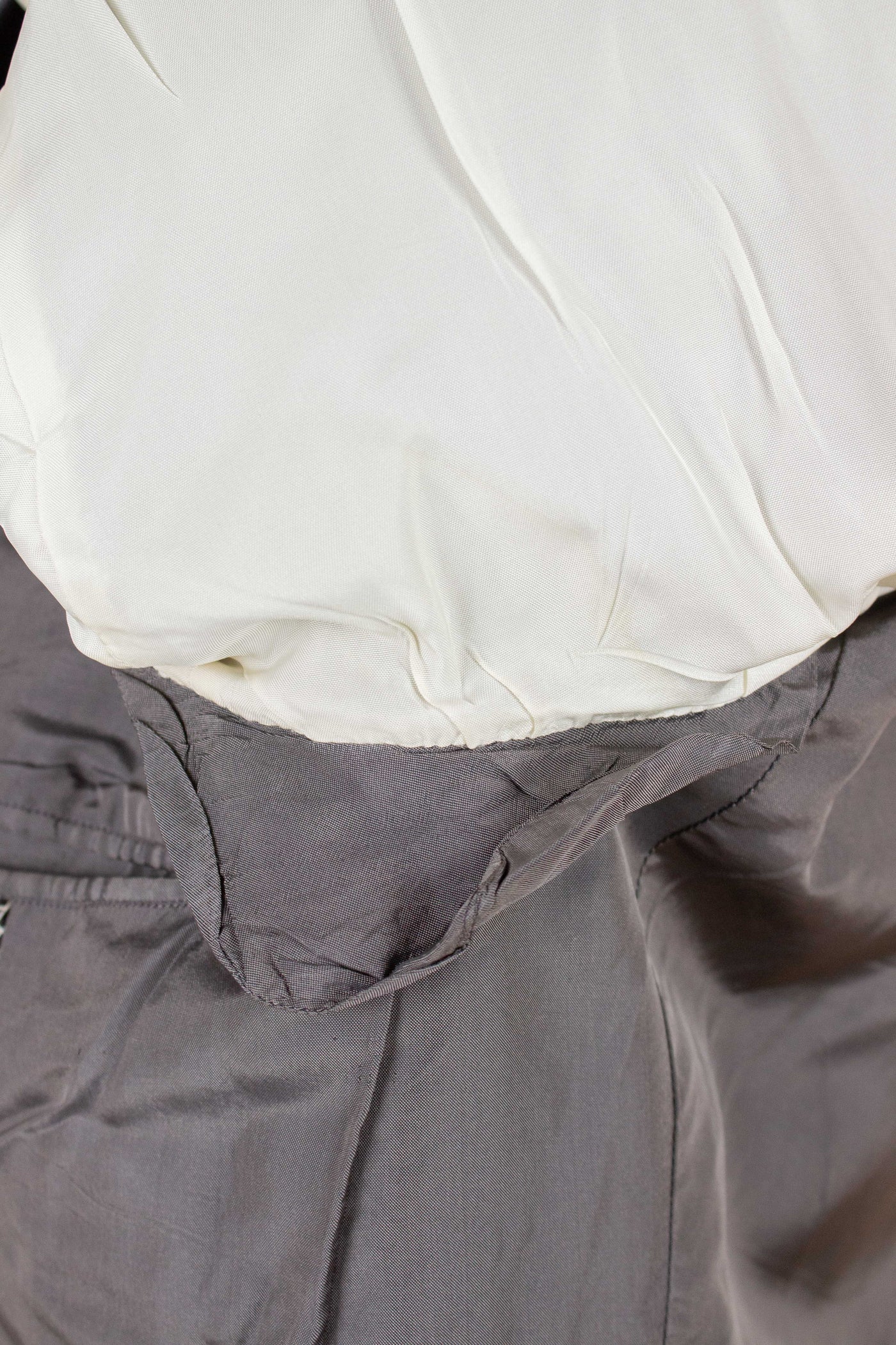 ITALIAN 1950S GREY TWO PIECE SINGLE BREASTED SUIT BY SIMON ACKERMAN. SIZE CA EU 50