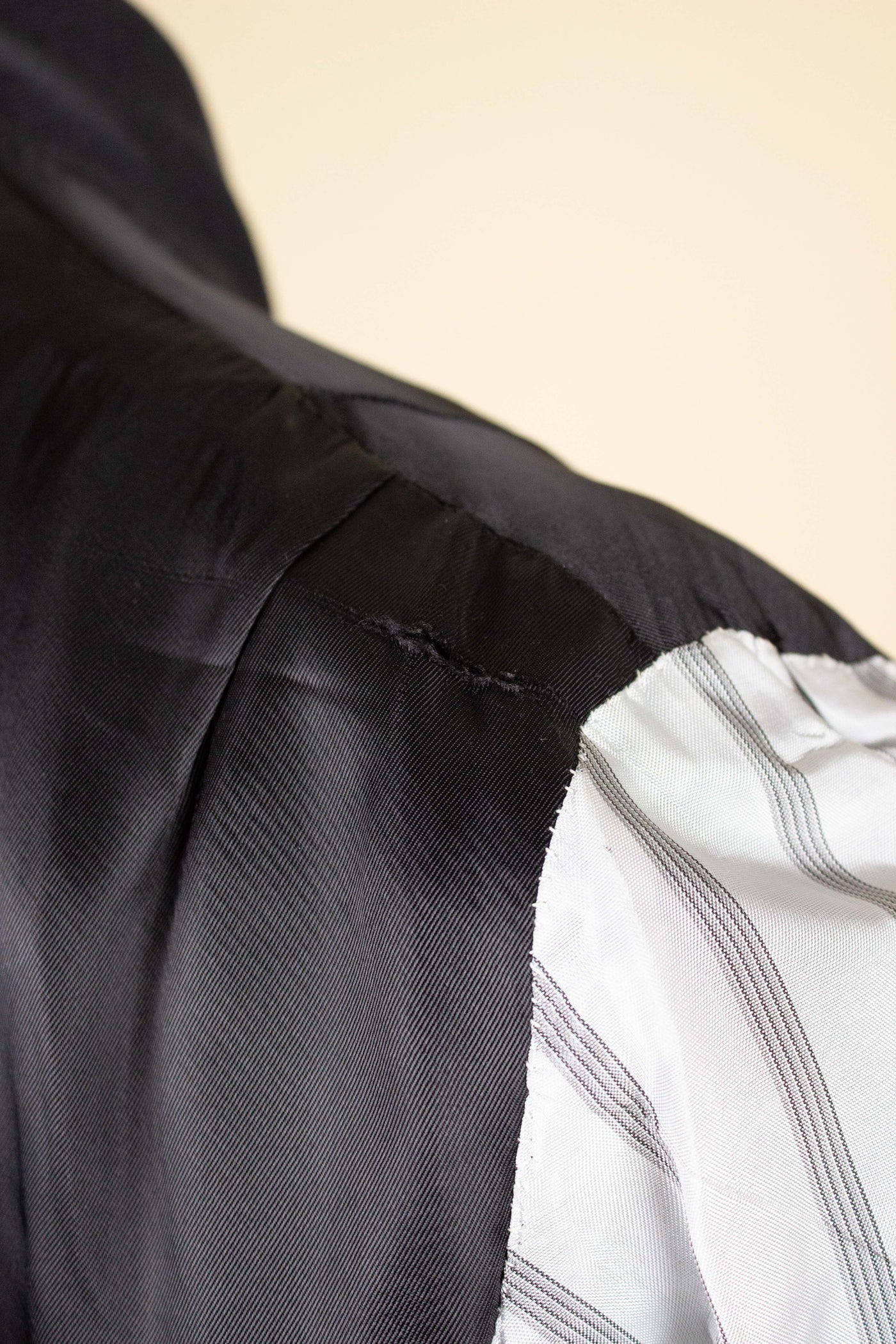 SWEDISH 1950S GREY TWO PIECE SINGLE BREASTED BESPOKE SUIT. SIZE CA EU 48