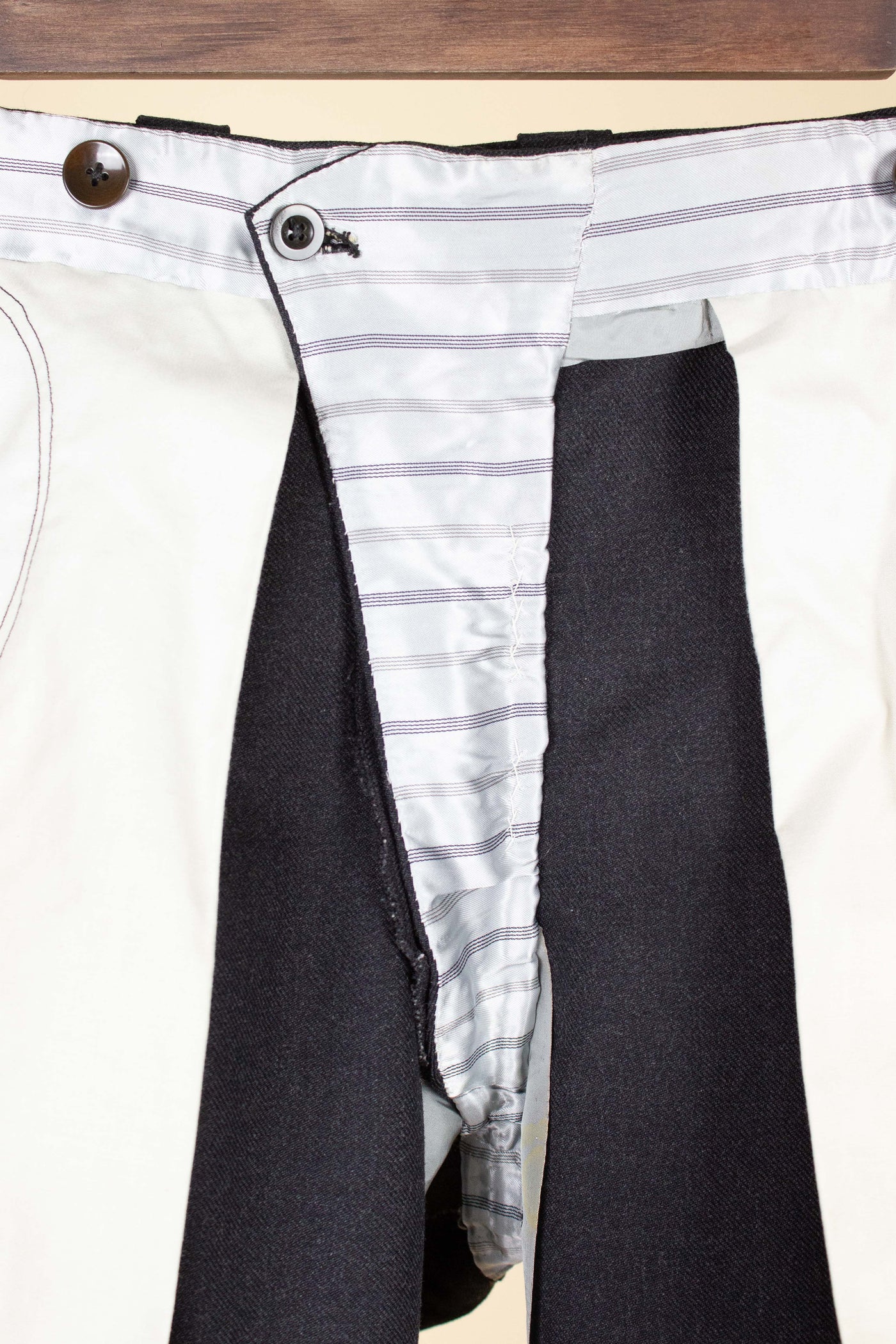 SWEDISH 1950S GREY TWO PIECE SINGLE BREASTED BESPOKE SUIT. SIZE CA EU 48