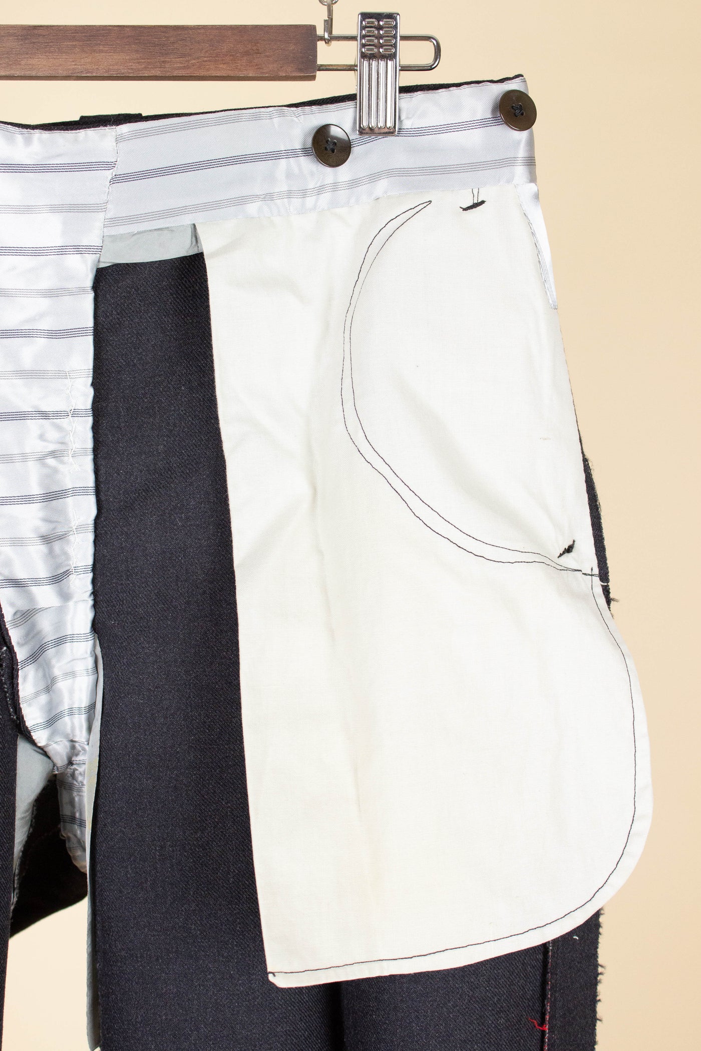 SWEDISH 1950S GREY TWO PIECE SINGLE BREASTED BESPOKE SUIT. SIZE CA EU 48