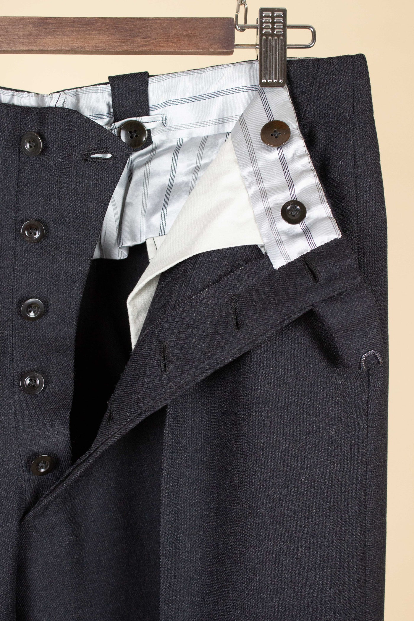 SWEDISH 1950S GREY TWO PIECE SINGLE BREASTED BESPOKE SUIT. SIZE CA EU 48