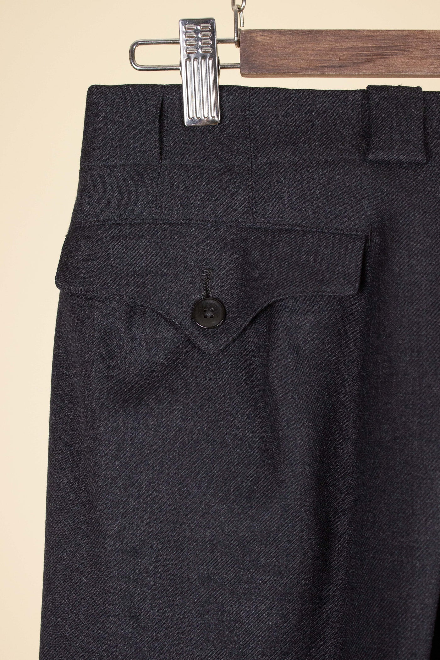 SWEDISH 1950S GREY TWO PIECE SINGLE BREASTED BESPOKE SUIT. SIZE CA EU 48