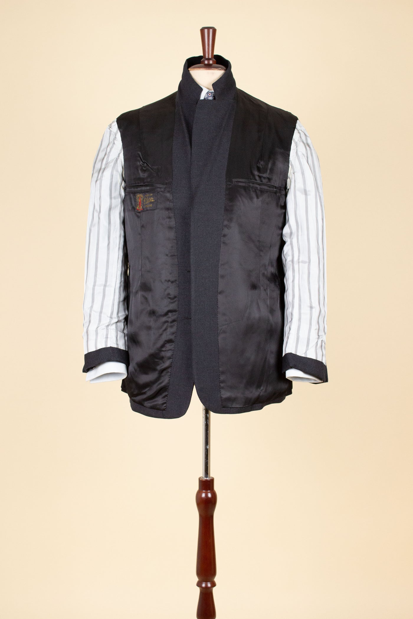 SWEDISH 1950S GREY TWO PIECE SINGLE BREASTED BESPOKE SUIT. SIZE CA EU 48