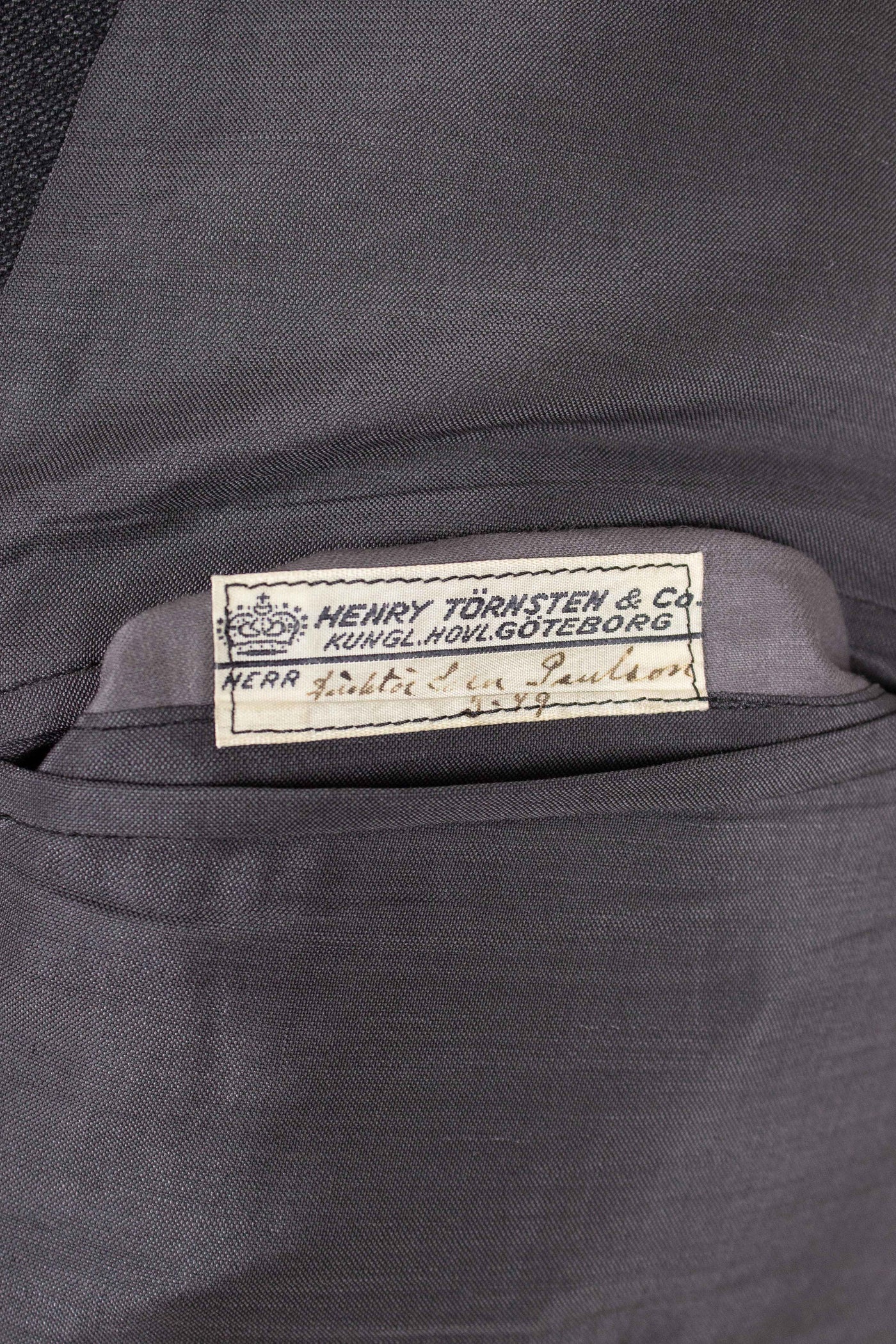 SWEDISH 1949 GREY TWO PIECE DOUBLE BREASTED BESPOKE SUIT BY HENRY TÖRNSTEN & CO. SIZE CA EU 50
