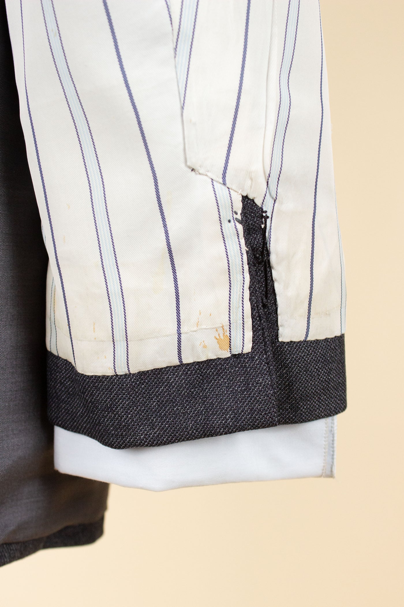 SWEDISH 1949 GREY TWO PIECE DOUBLE BREASTED BESPOKE SUIT BY HENRY TÖRNSTEN & CO. SIZE CA EU 50