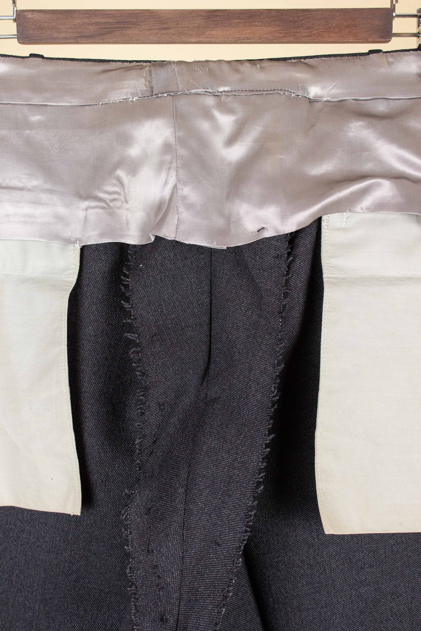 SWEDISH 1949 GREY TWO PIECE DOUBLE BREASTED BESPOKE SUIT BY HENRY TÖRNSTEN & CO. SIZE CA EU 50