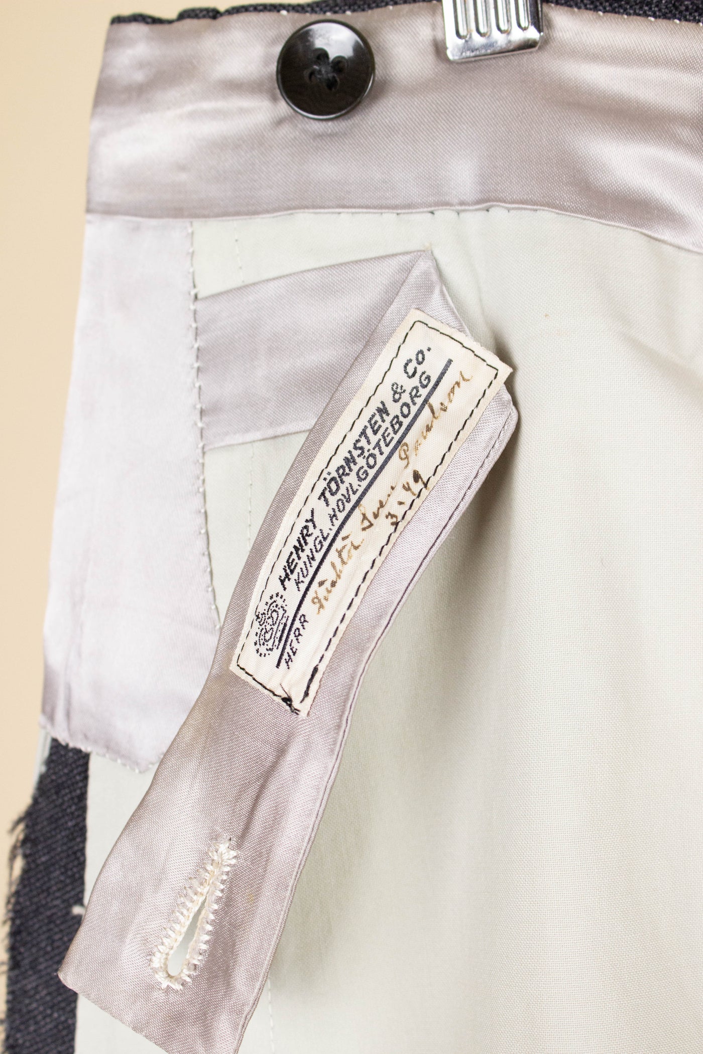 SWEDISH 1949 GREY TWO PIECE DOUBLE BREASTED BESPOKE SUIT BY HENRY TÖRNSTEN & CO. SIZE CA EU 50