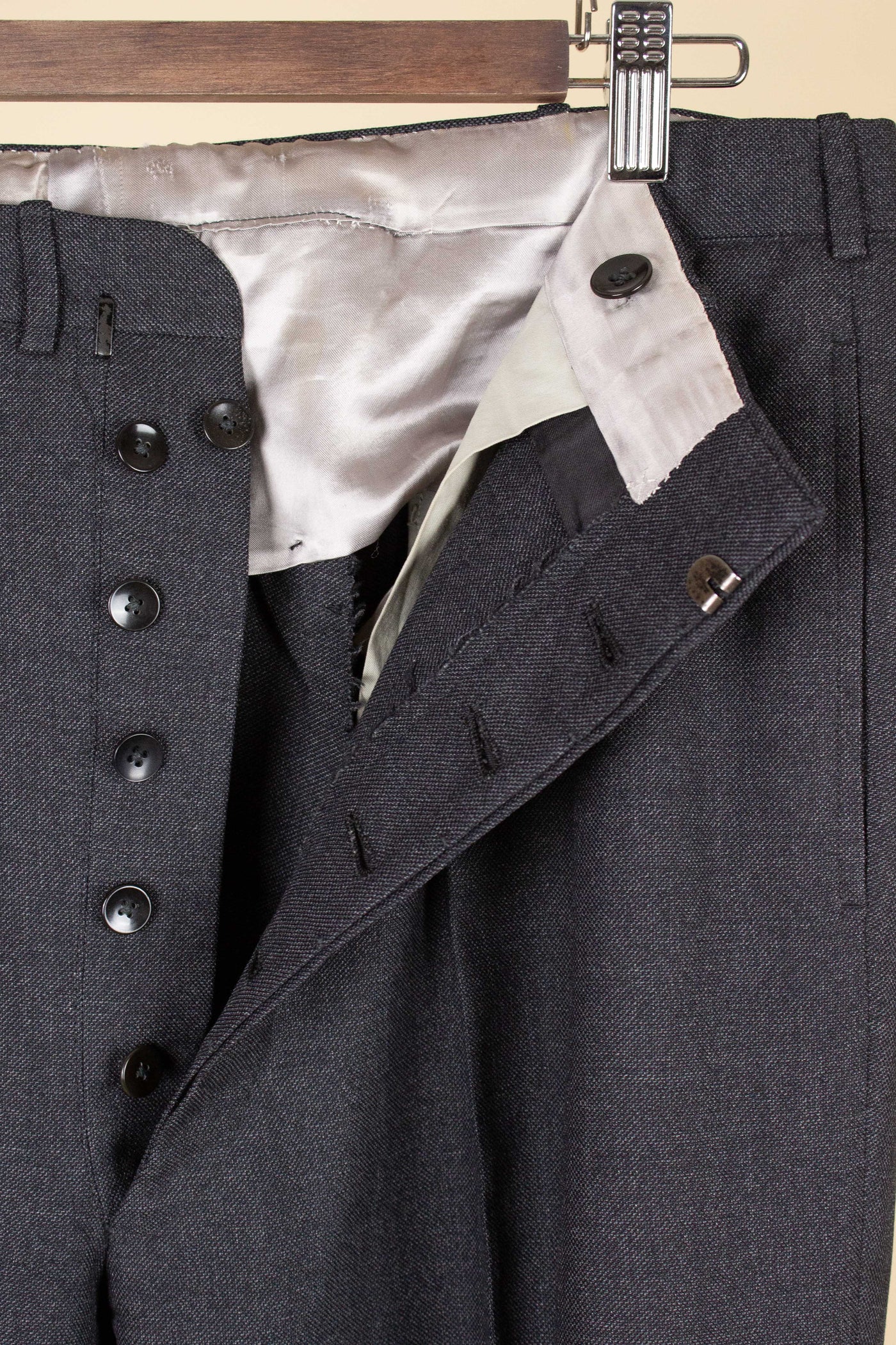 SWEDISH 1949 GREY TWO PIECE DOUBLE BREASTED BESPOKE SUIT BY HENRY TÖRNSTEN & CO. SIZE CA EU 50