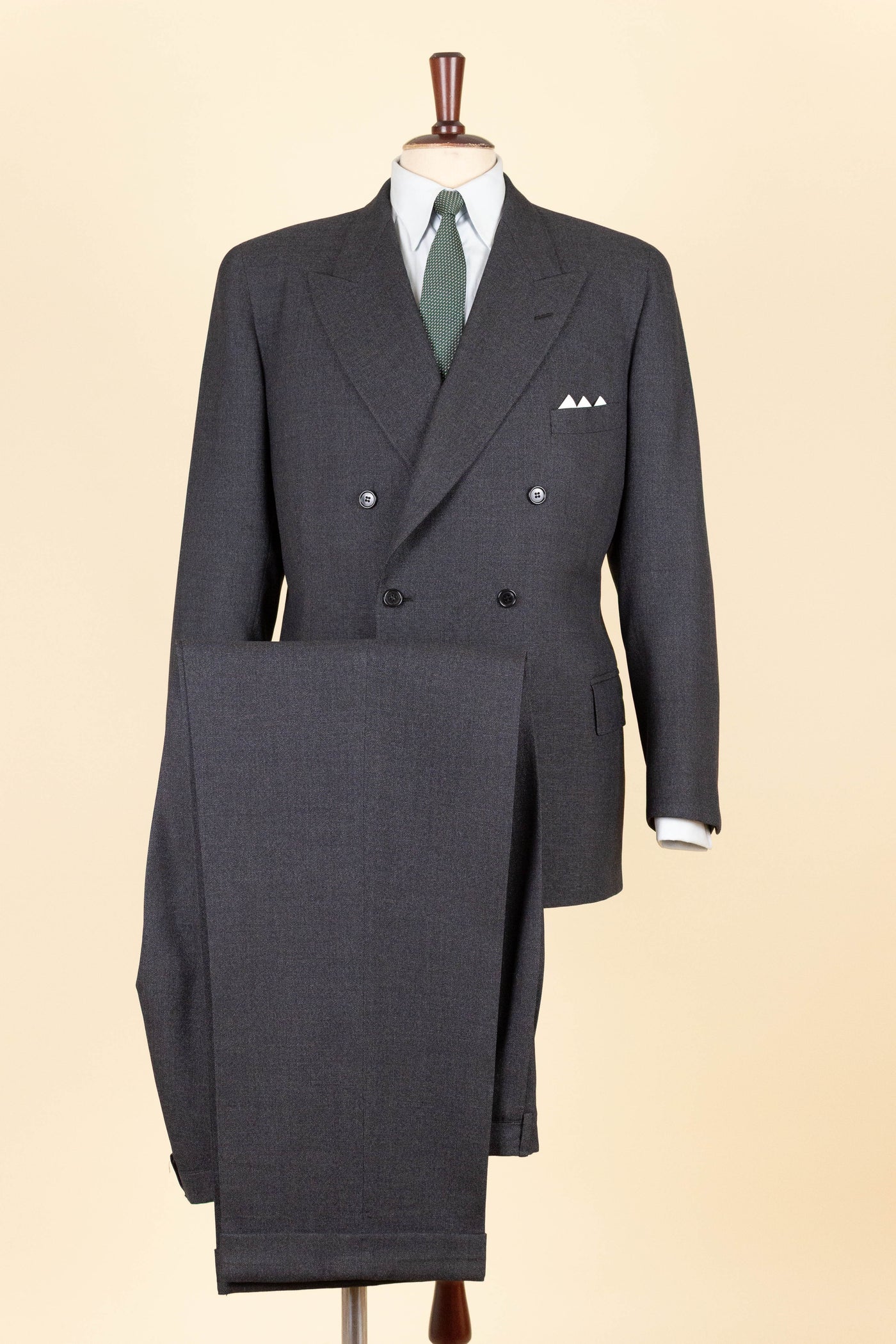 SWEDISH 1949 GREY TWO PIECE DOUBLE BREASTED BESPOKE SUIT BY HENRY TÖRNSTEN & CO. SIZE CA EU 50