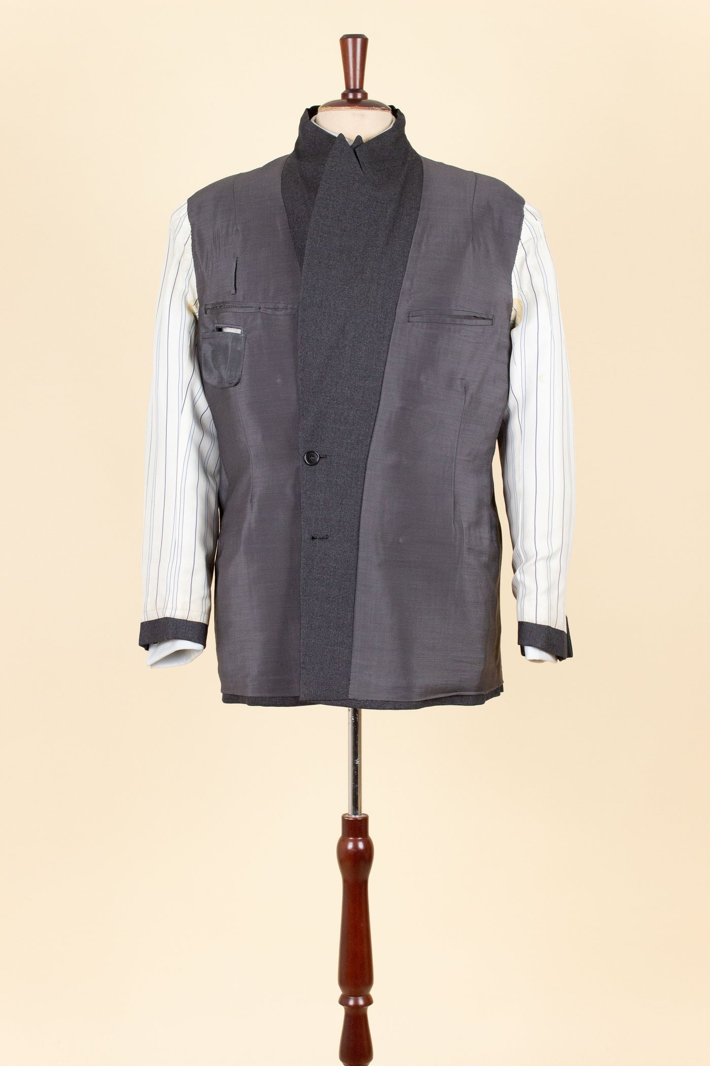 SWEDISH 1949 GREY TWO PIECE DOUBLE BREASTED BESPOKE SUIT BY HENRY TÖRNSTEN & CO. SIZE CA EU 50