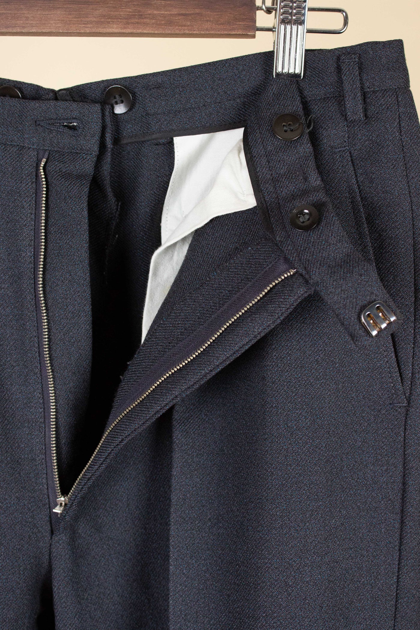 SWEDISH 1950S DARK GREY TWO PIECE SUIT BY SIR. SIZE CA EU 48