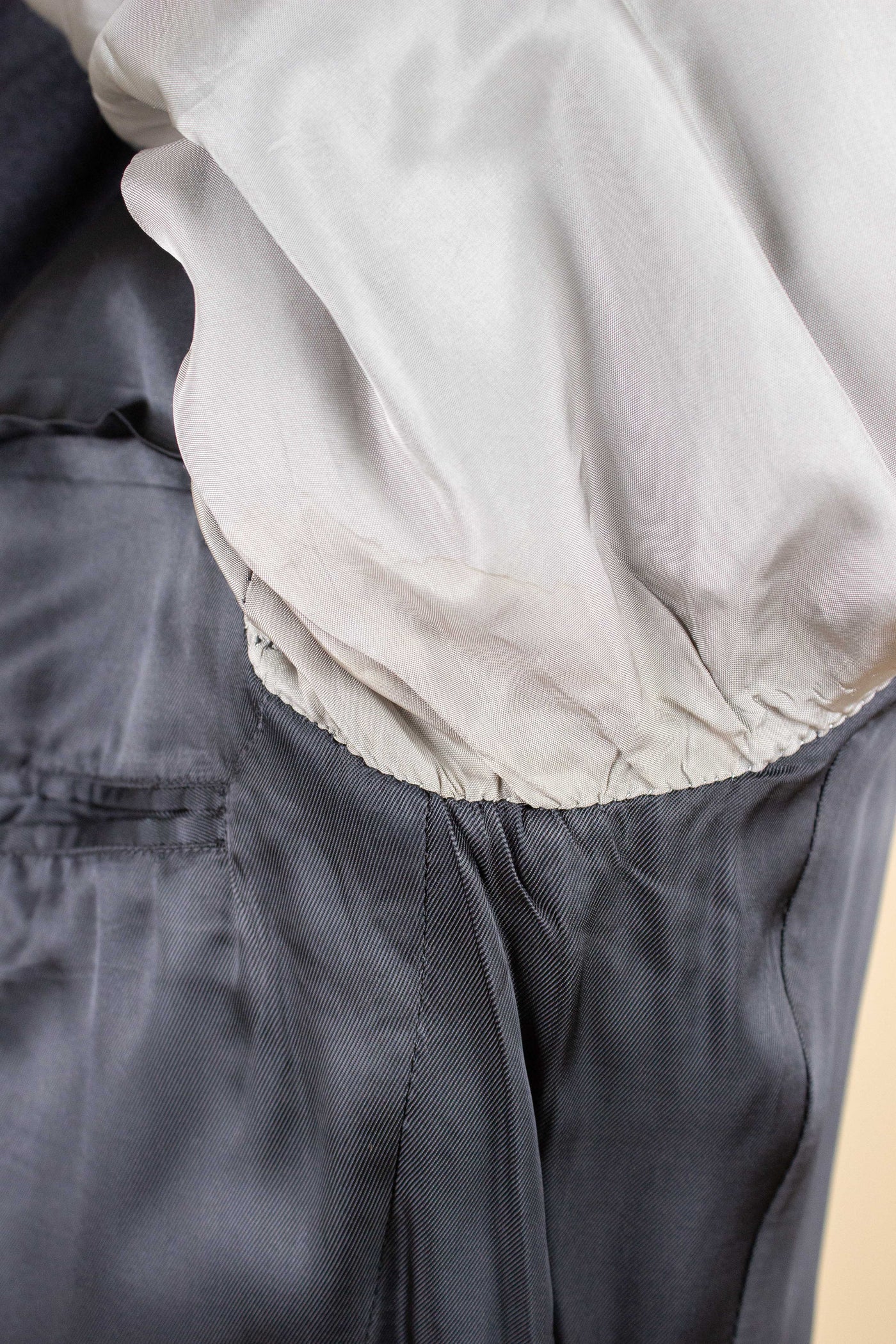 SWEDISH 1940S/1950S DARK GREY TWO PIECE SUIT BY KABOM. SIZE CA EU 48