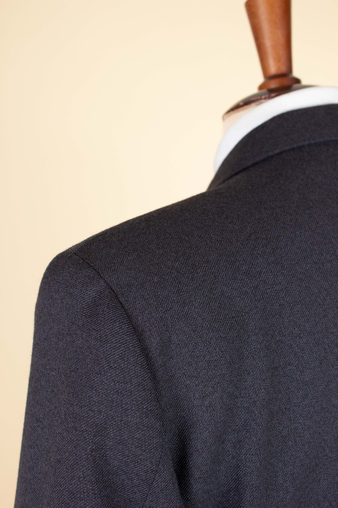 SWEDISH 1940S/1950S DARK GREY TWO PIECE SUIT BY KABOM. SIZE CA EU 48