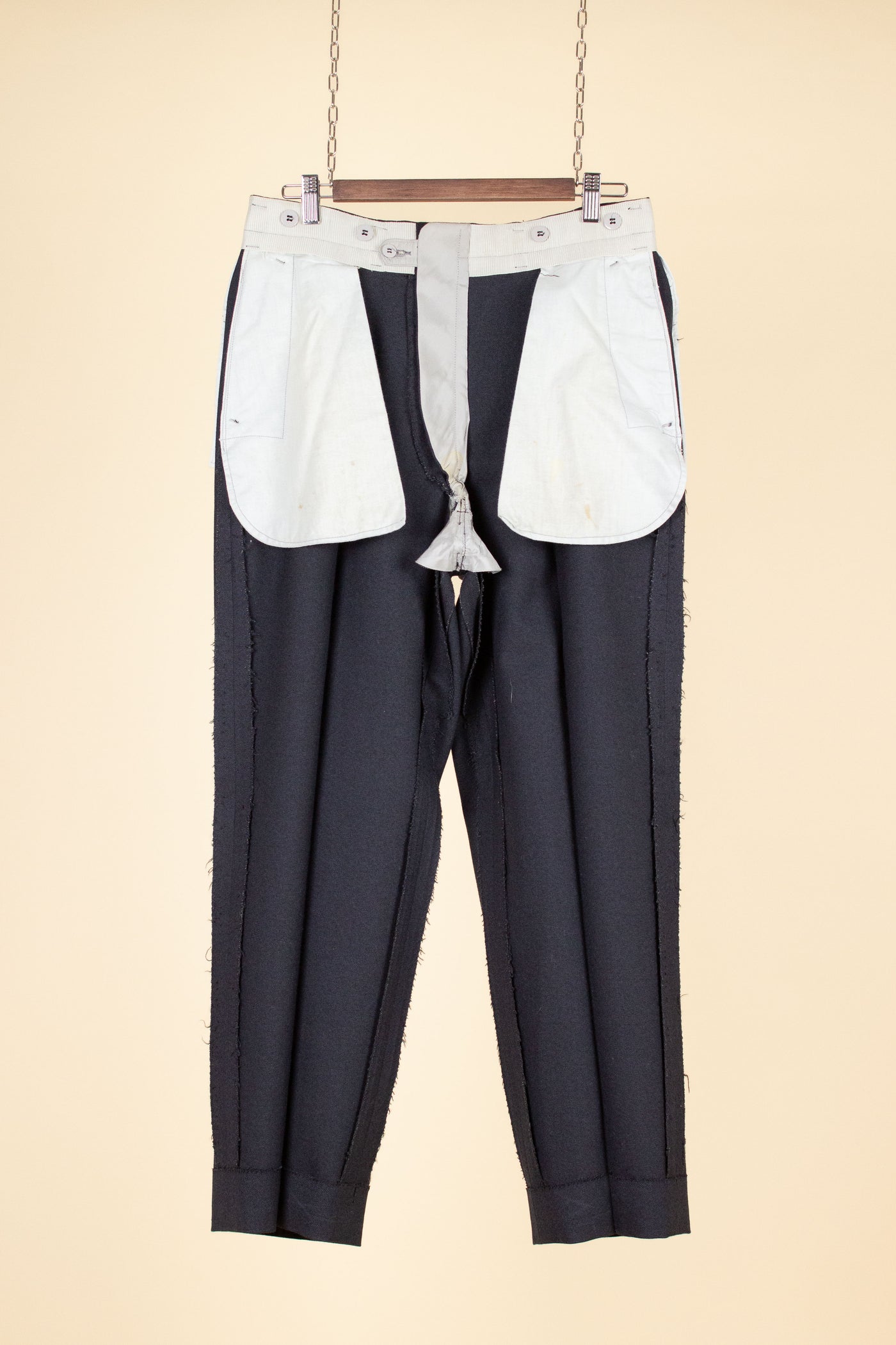 SWEDISH 1940S/1950S DARK GREY TWO PIECE SUIT BY KABOM. SIZE CA EU 48