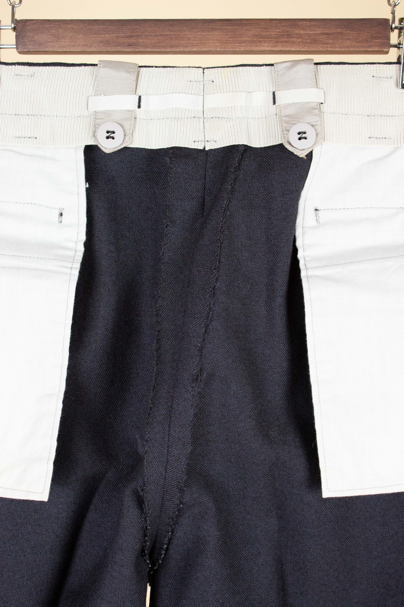 SWEDISH 1940S/1950S DARK GREY TWO PIECE SUIT BY KABOM. SIZE CA EU 48