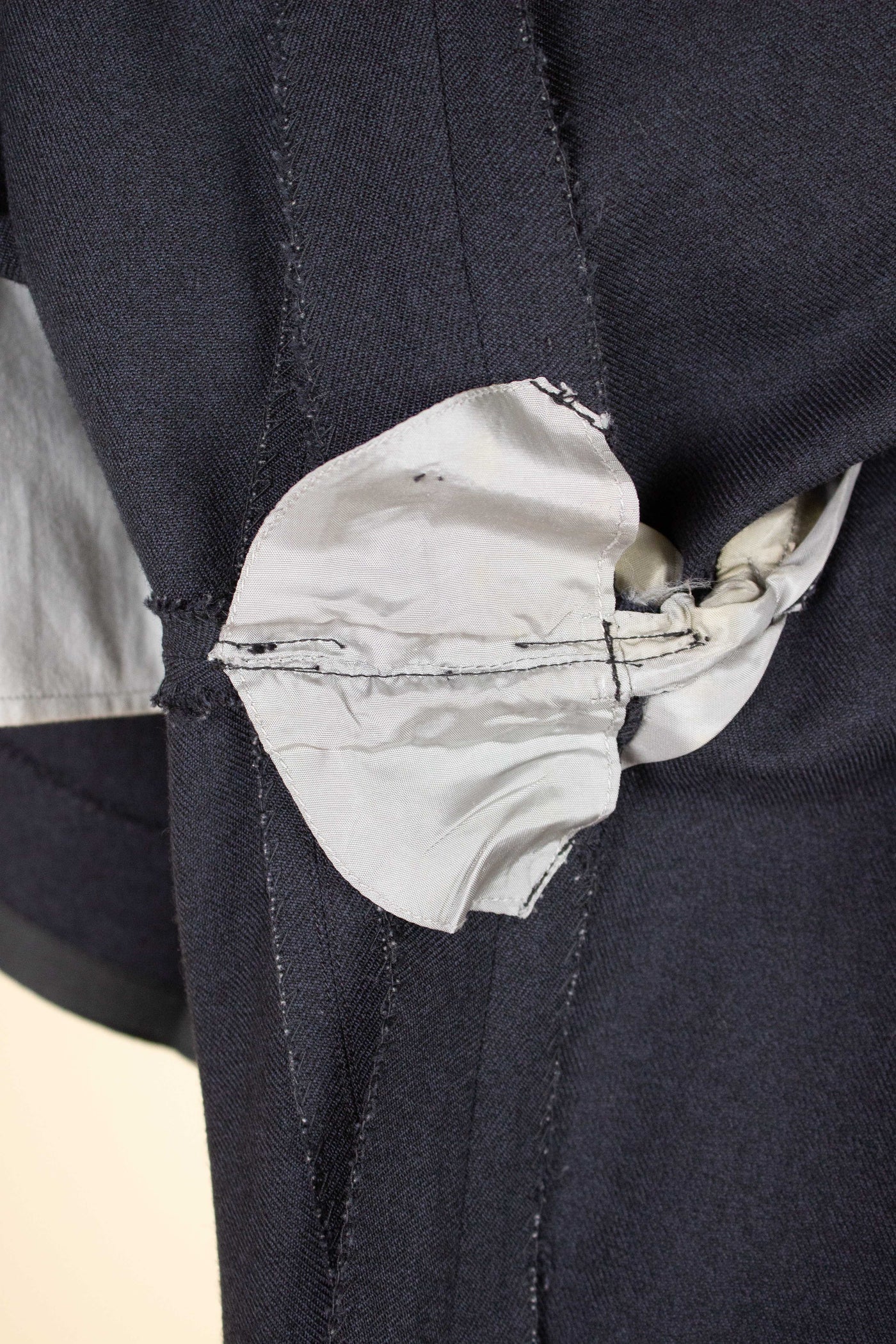 SWEDISH 1940S/1950S DARK GREY TWO PIECE SUIT BY KABOM. SIZE CA EU 48