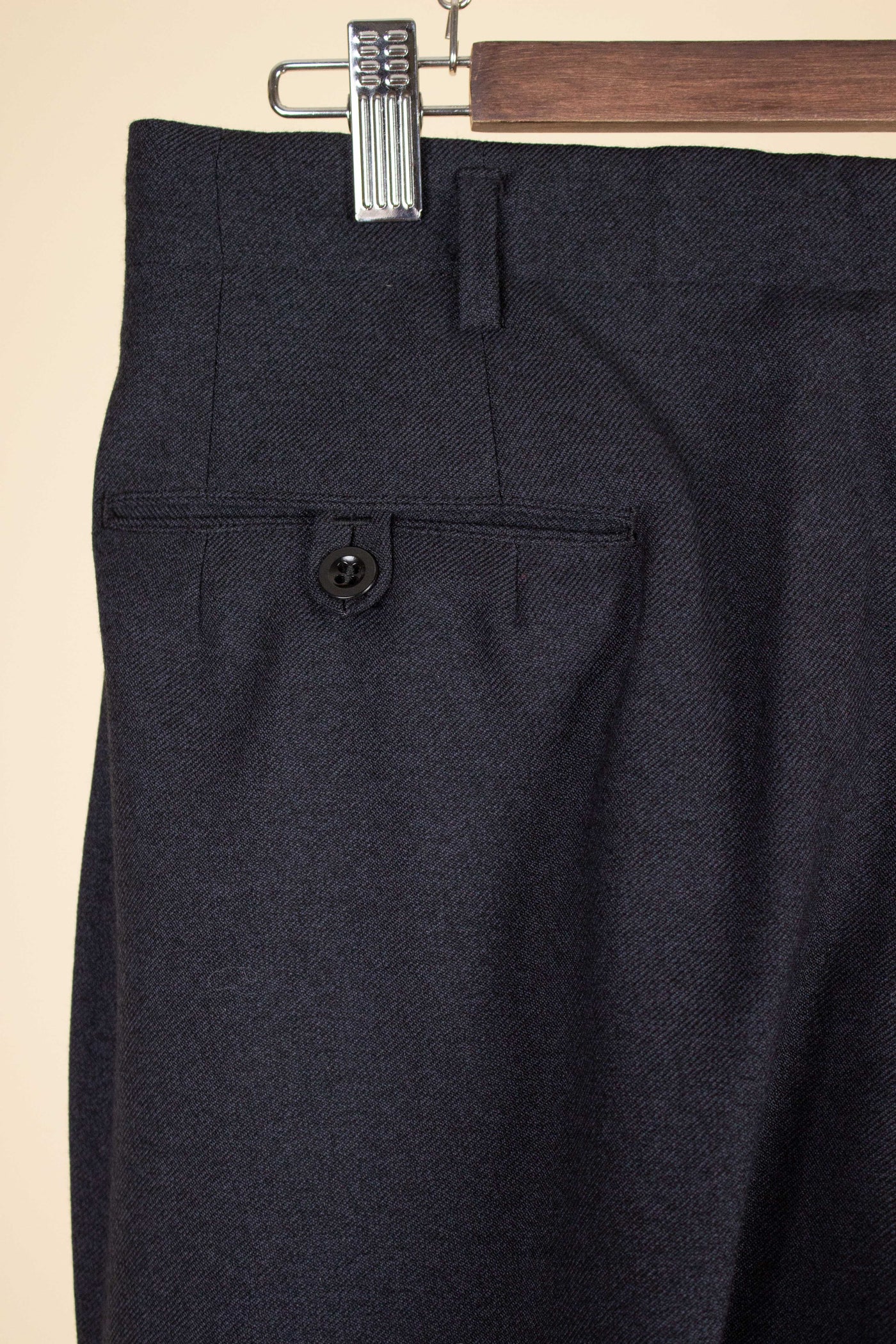 SWEDISH 1940S/1950S DARK GREY TWO PIECE SUIT BY KABOM. SIZE CA EU 48