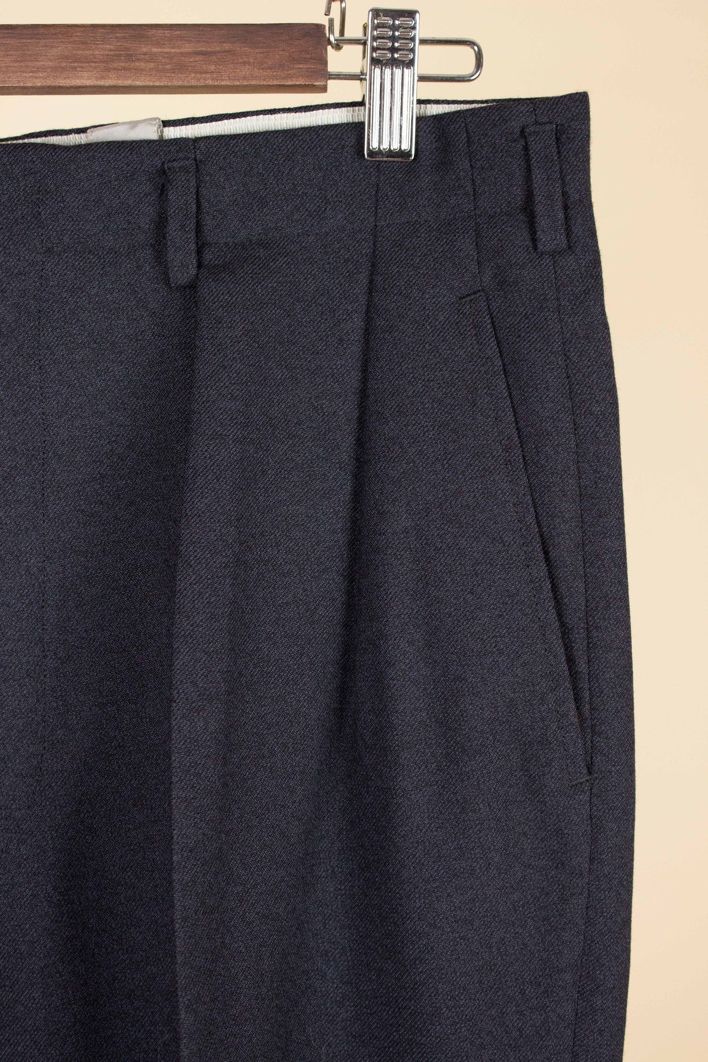 SWEDISH 1940S/1950S DARK GREY TWO PIECE SUIT BY KABOM. SIZE CA EU 48