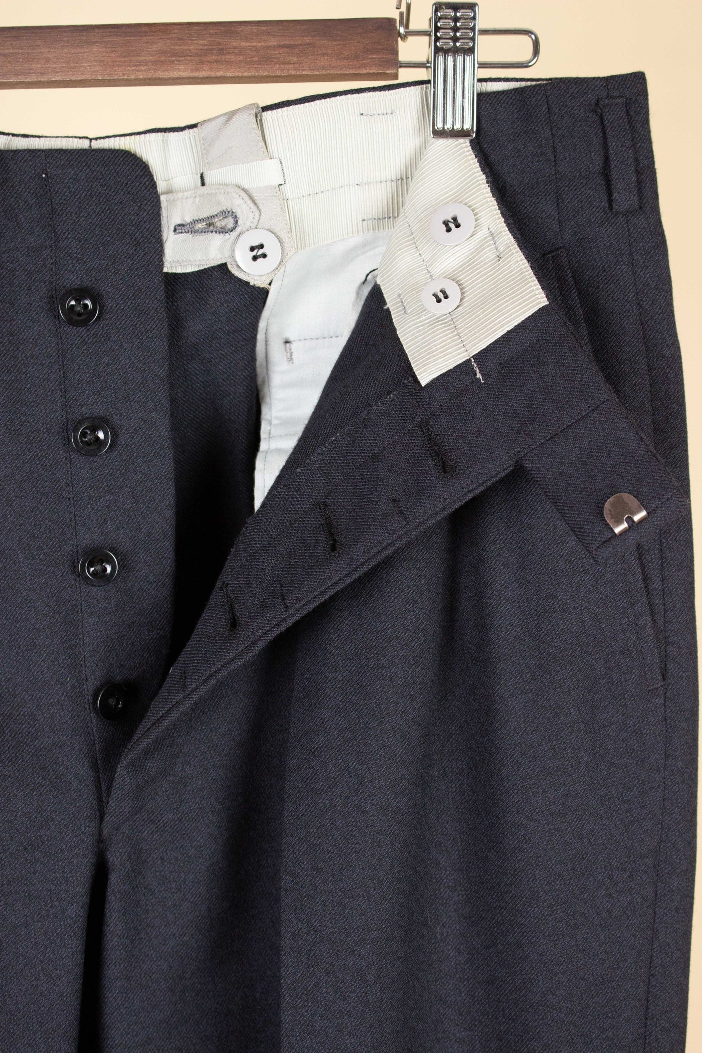 SWEDISH 1940S/1950S DARK GREY TWO PIECE SUIT BY KABOM. SIZE CA EU 48