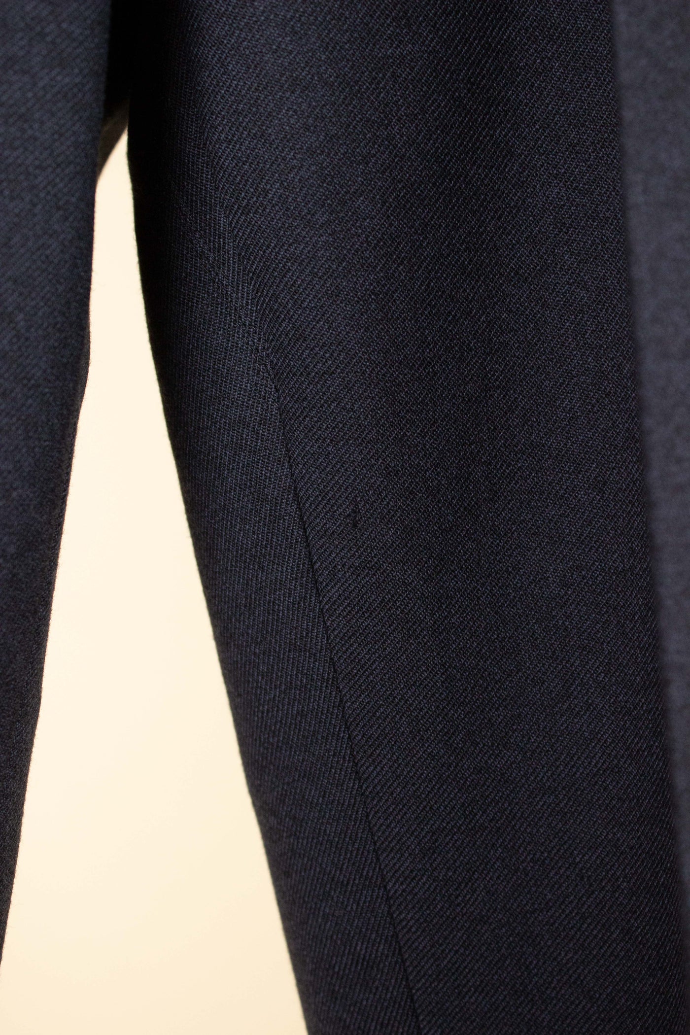 SWEDISH 1940S/1950S DARK GREY TWO PIECE SUIT BY KABOM. SIZE CA EU 48